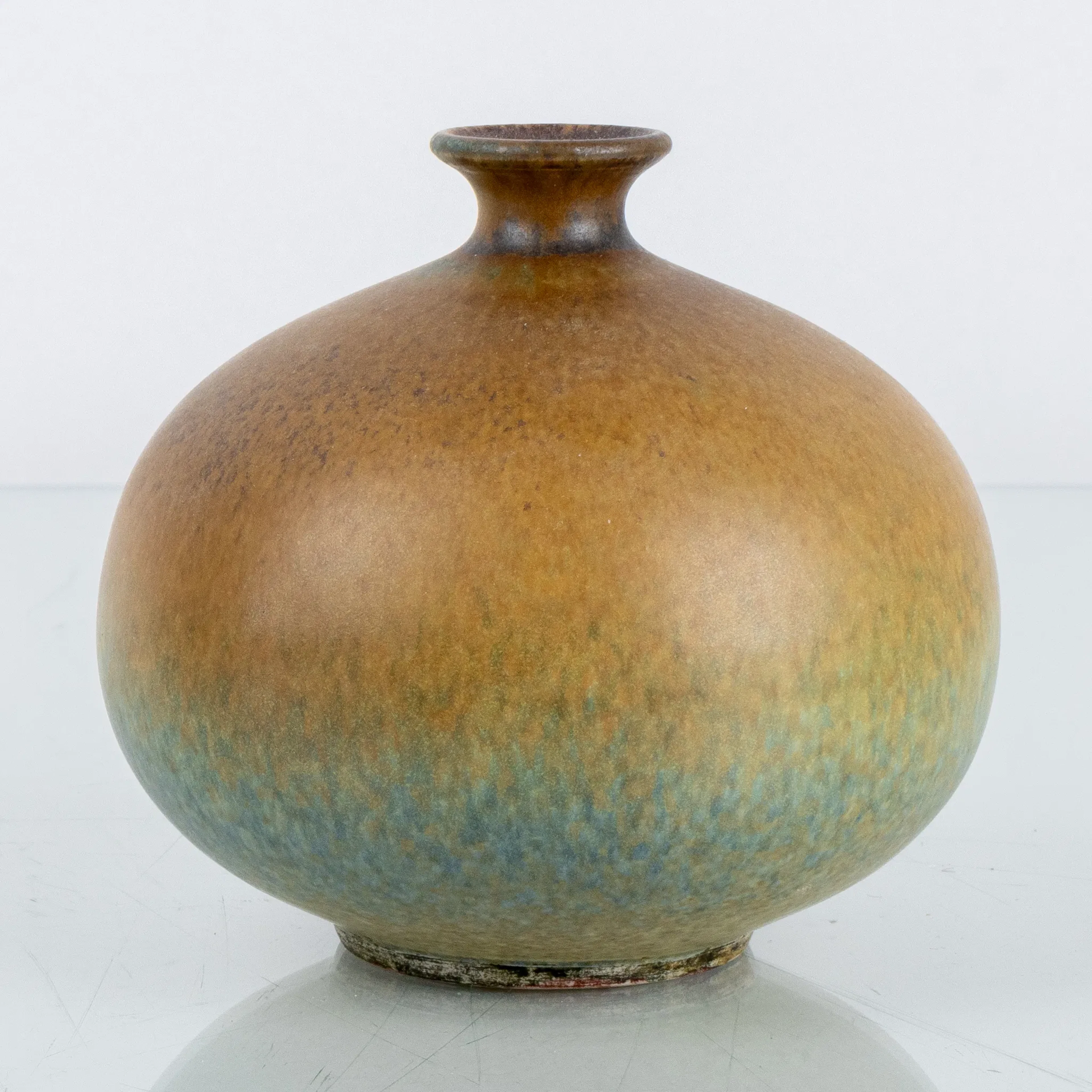 EGON LARSSON, un vase en grès, Höganäs, monogrammé signé EL et daté de -79