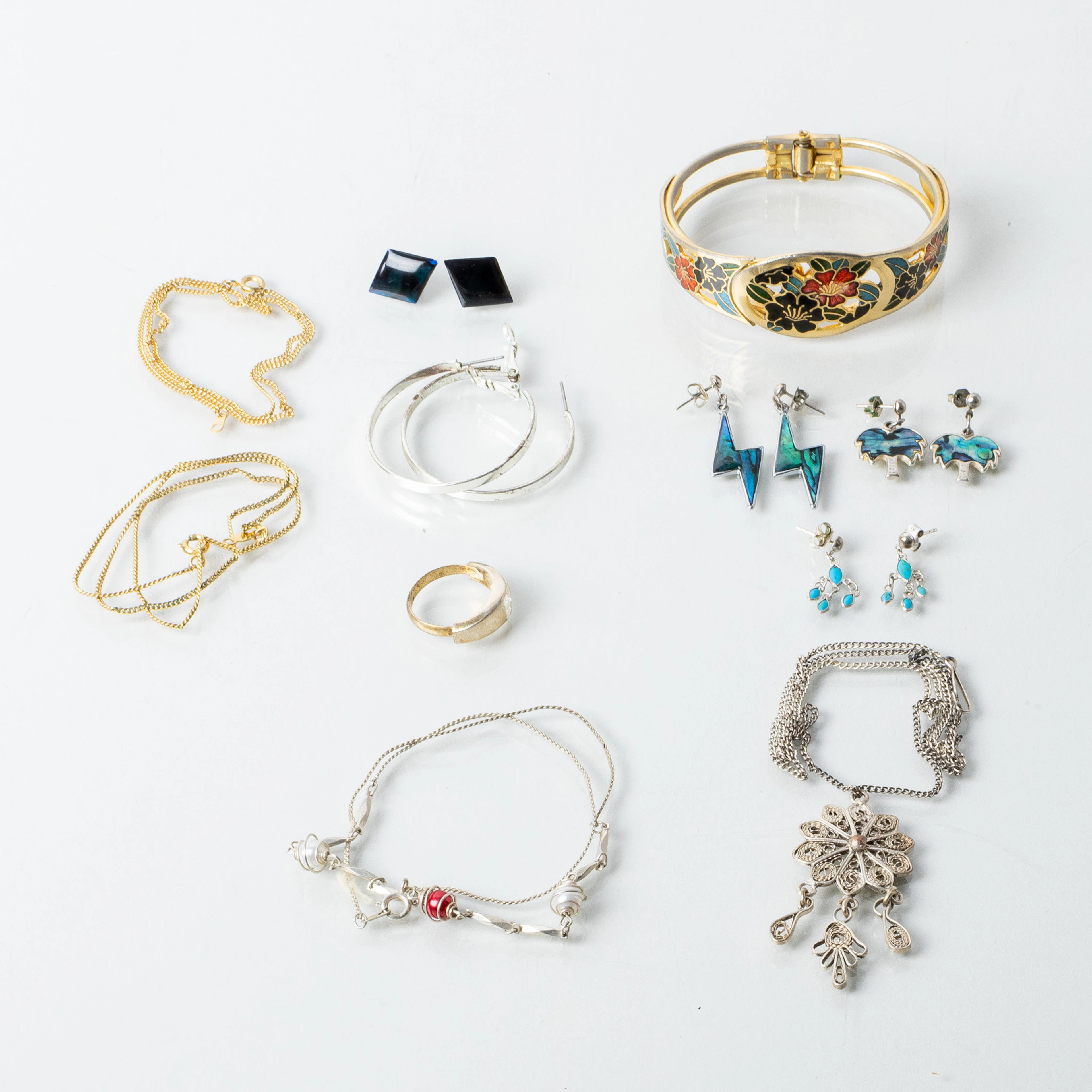 SAMMLUNG VON MODESCHMUCK, einschließlich Perlmutt, meist aus der zweiten Hälfte des 20. Jahrhunderts