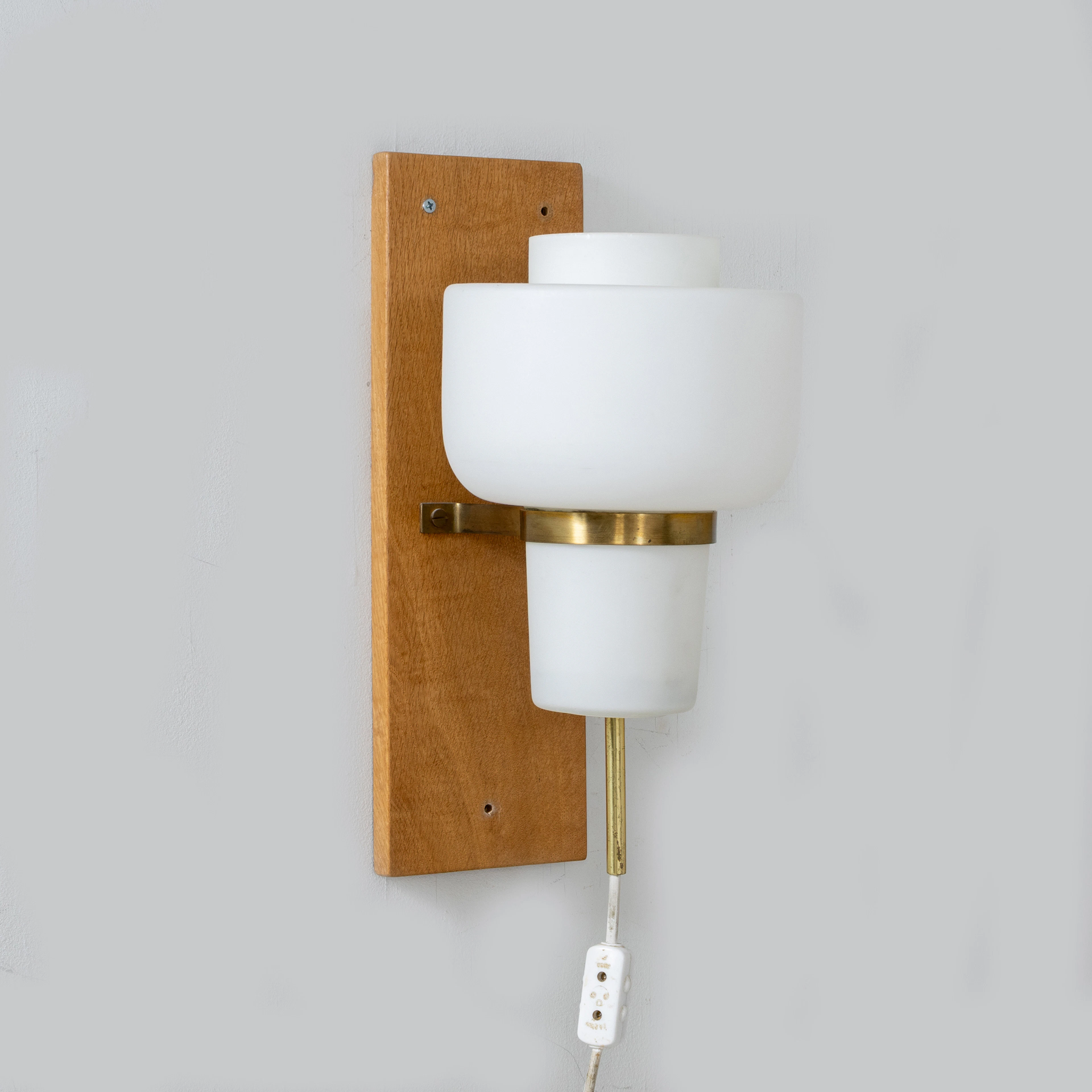 puede donarse LÁMPARA de PARED, roble, latón y vidrio, mediados del siglo XX