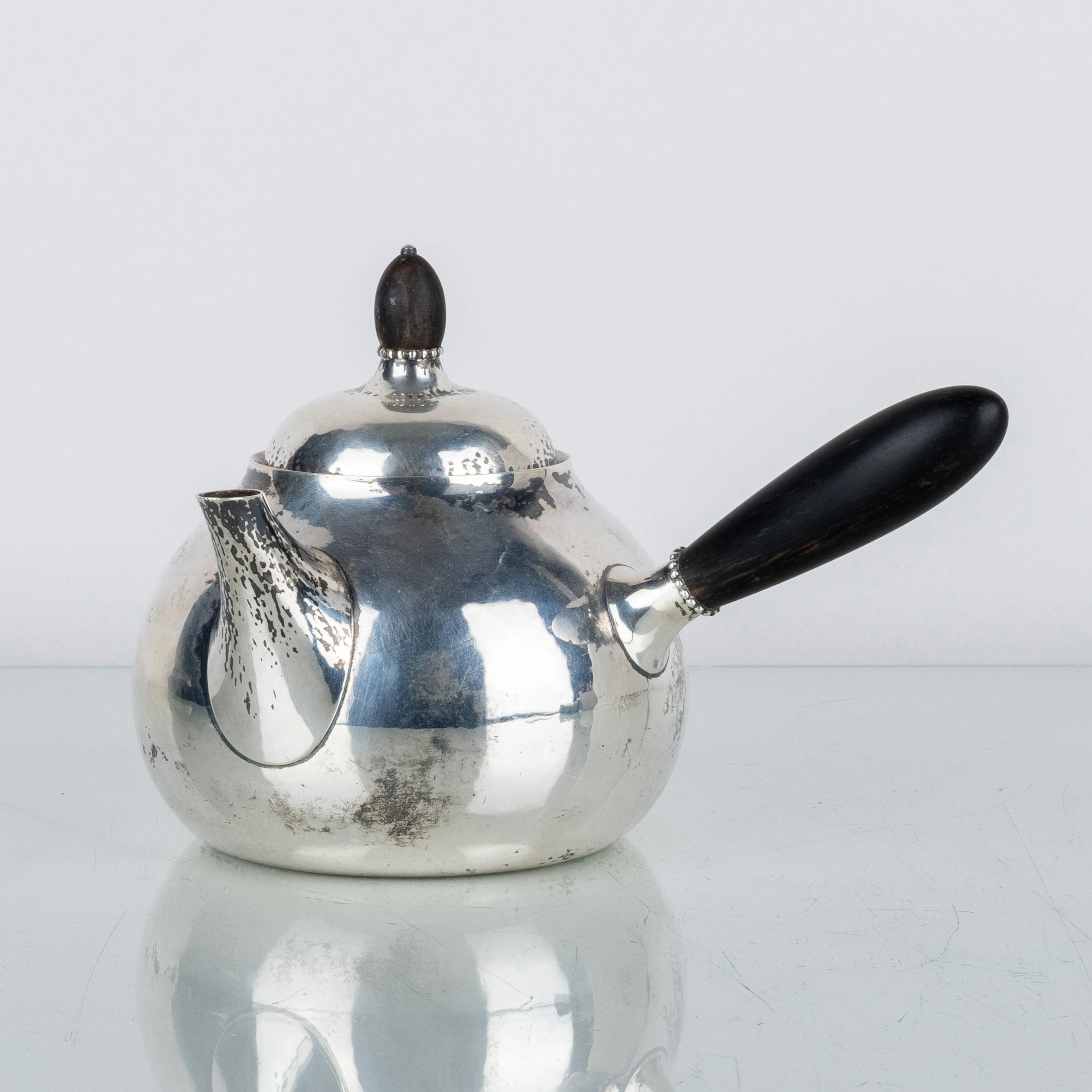 GEORG JENSEN, una tetera de plata esterlina, Dinamarca