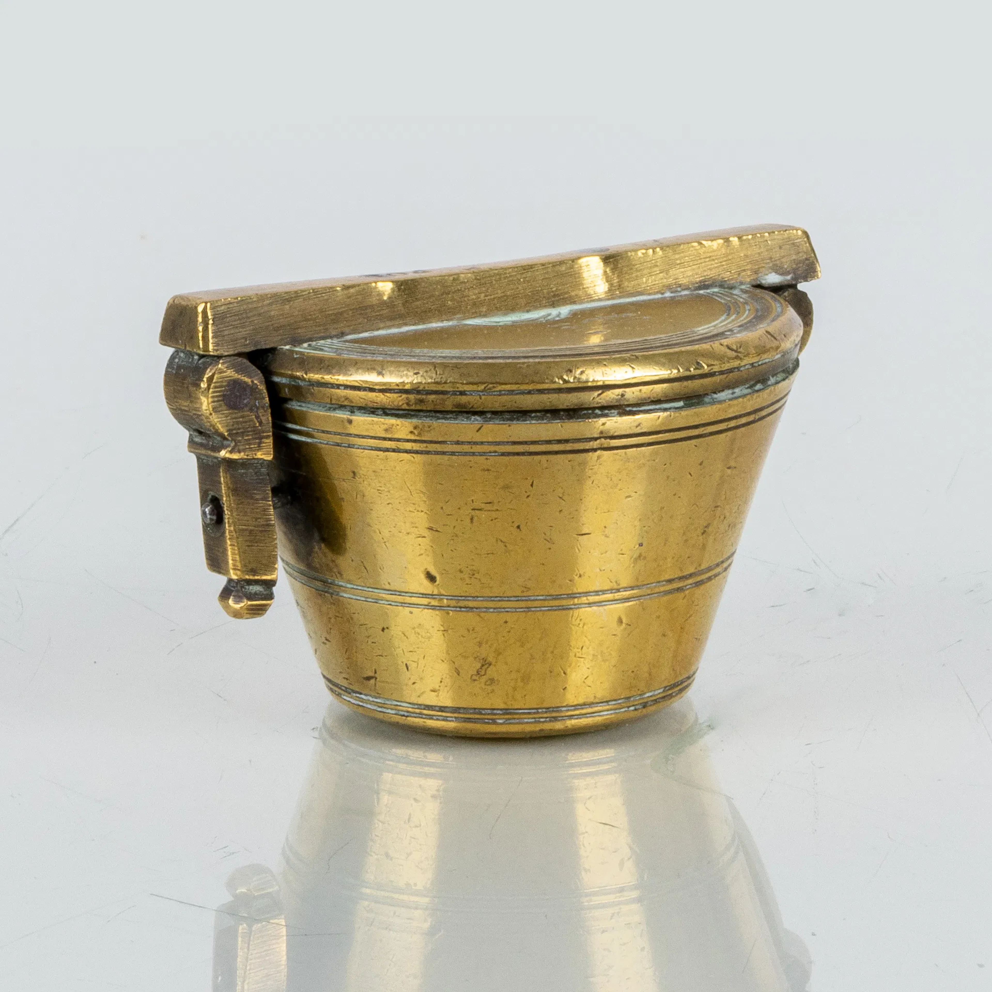 JUEGO DE PESOS, 7 piezas, latón, marcado en 1861