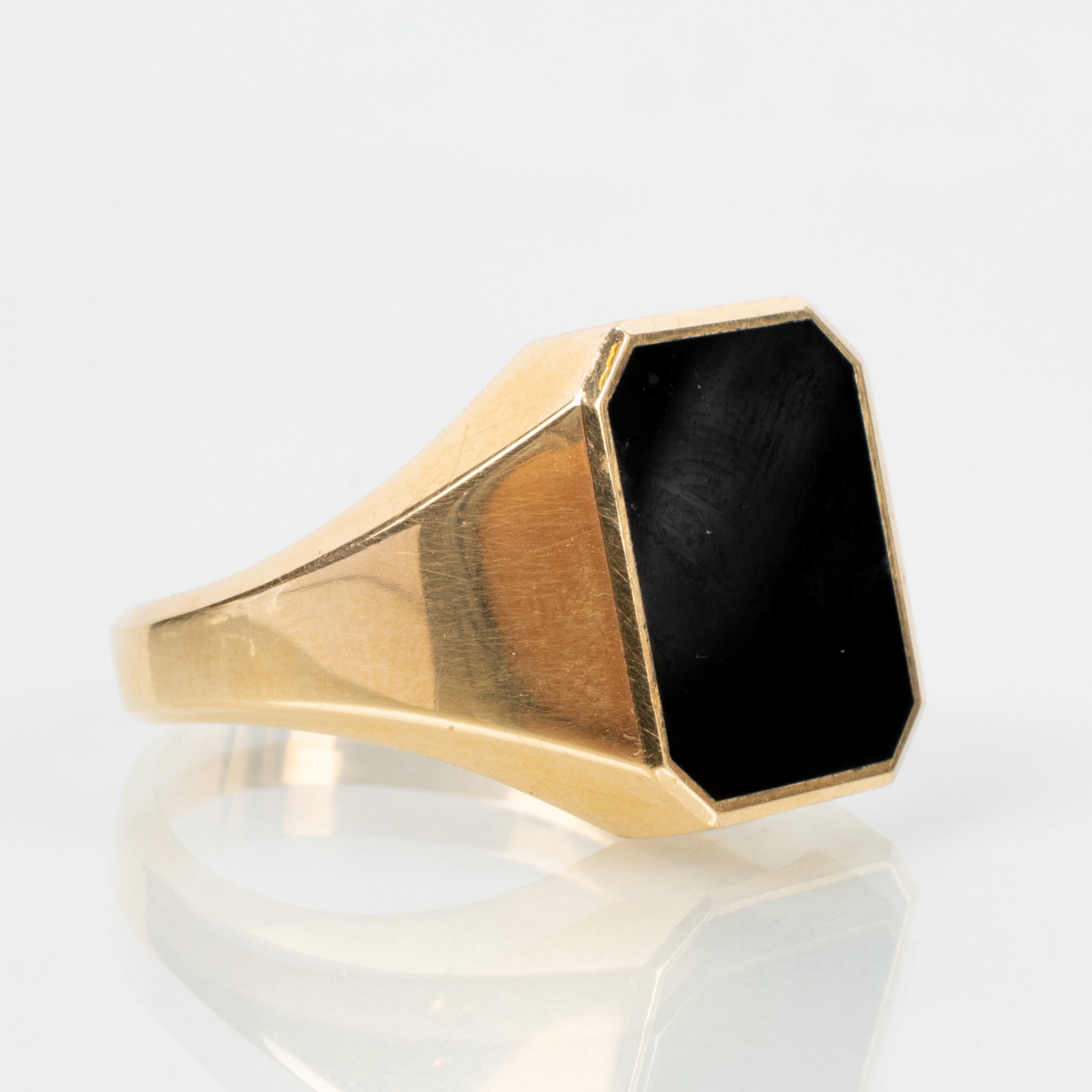 ANELLO CON SIGILLO, oro 18 carati, peso totale circa 11,3 g