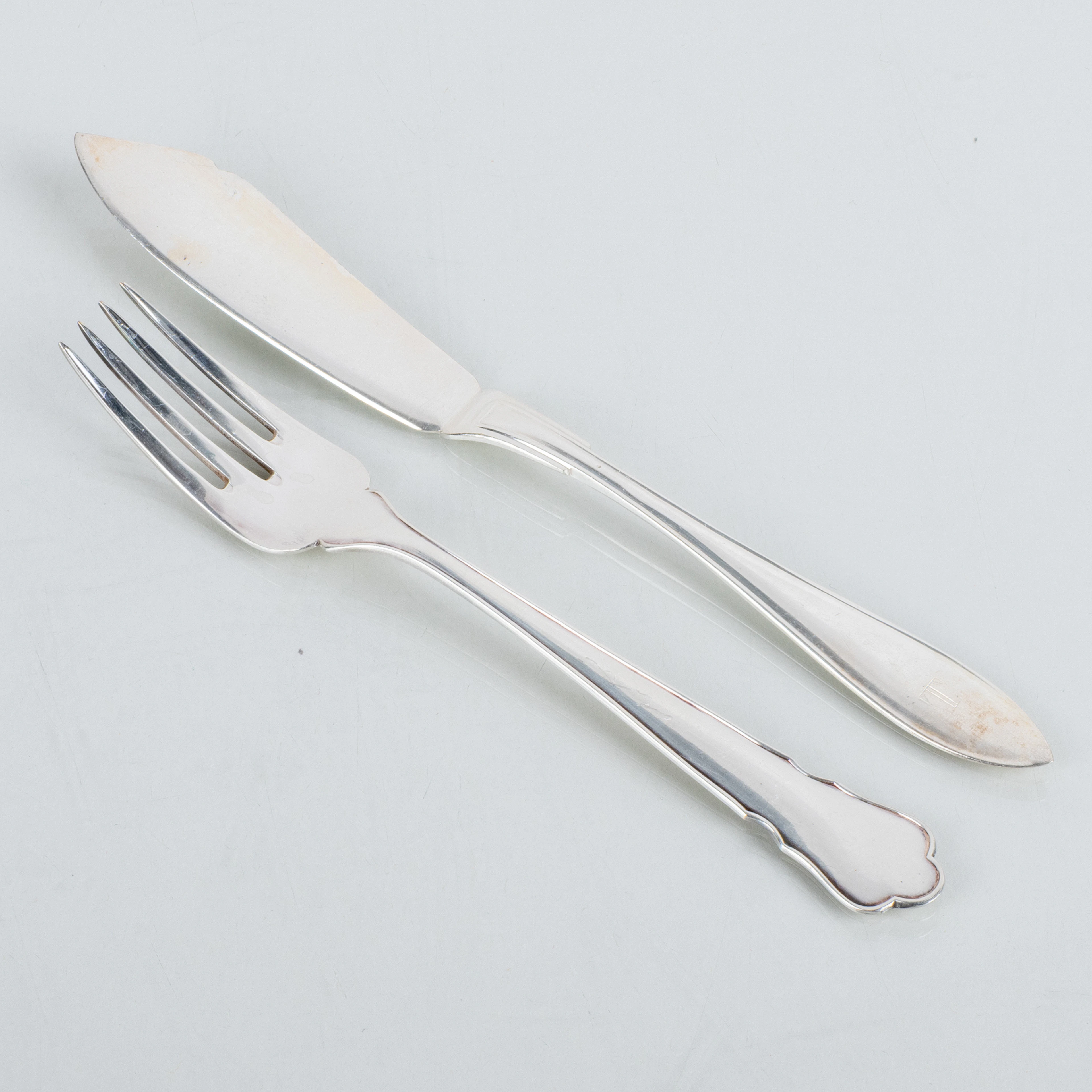 POSATE DA PESCE, 16 pezzi, argento al nichel, anni 1900