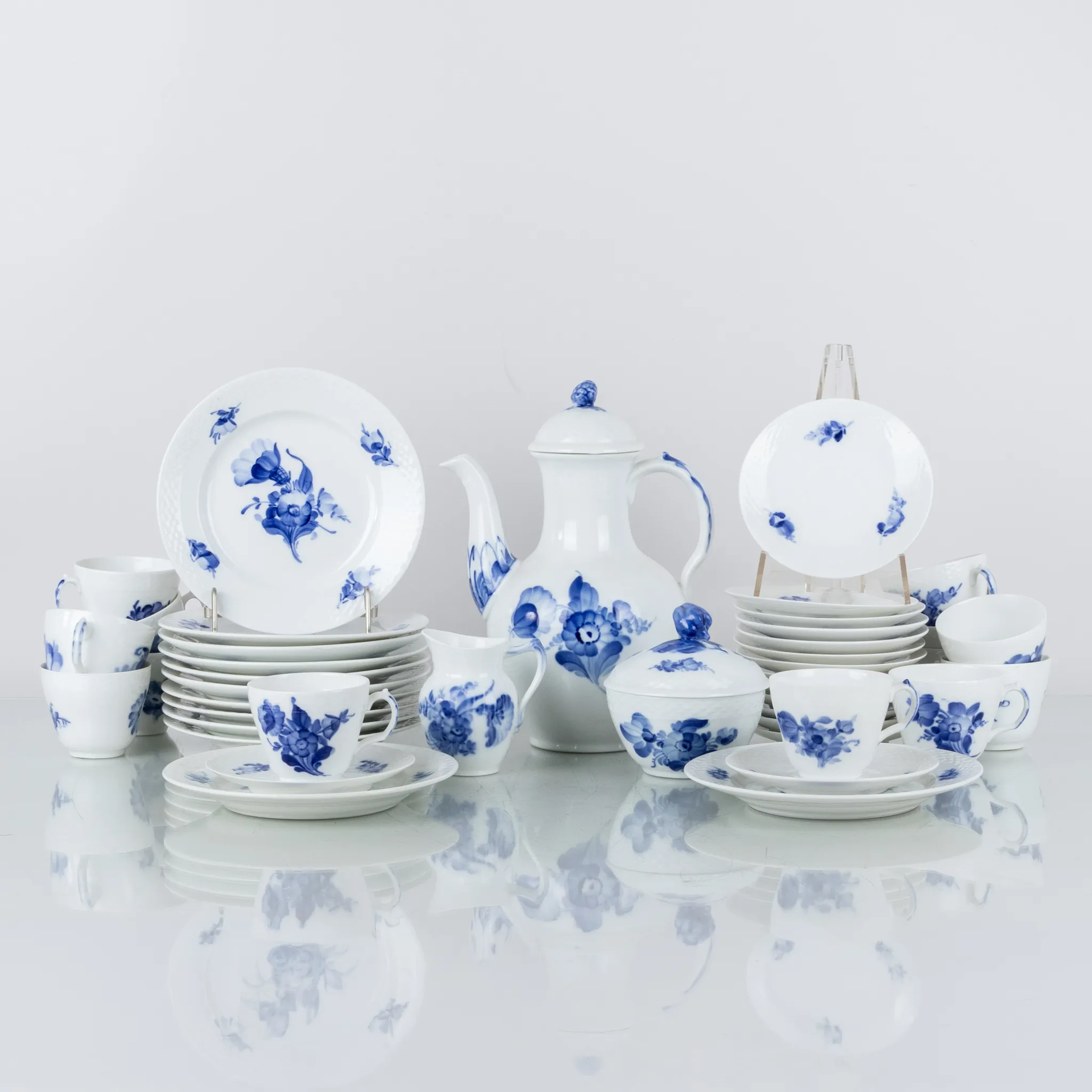 VAJILLA DE ANTE, 28 piezas, porcelana, "Flor azul", Royal Copenhagen