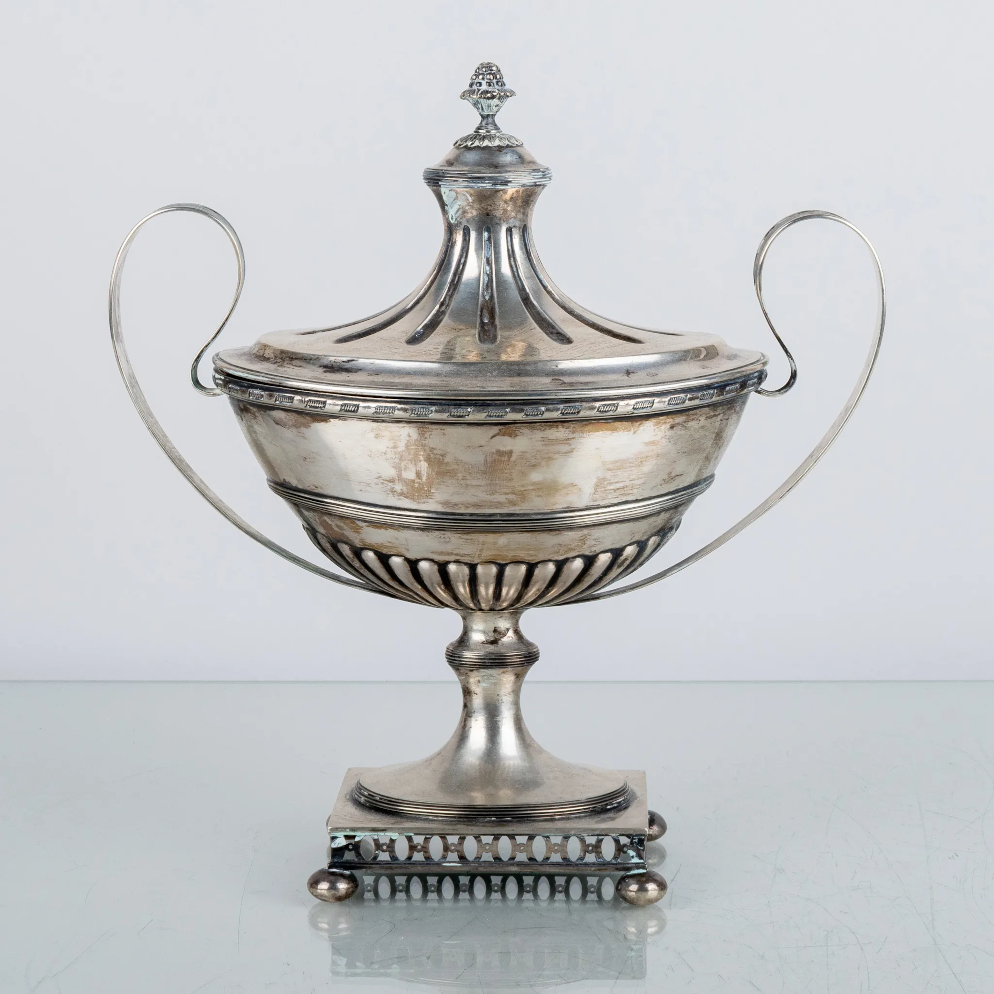SUGAR BOWL with lid, silver, Gustavian style, CG Hallberg, Stockholm 1907