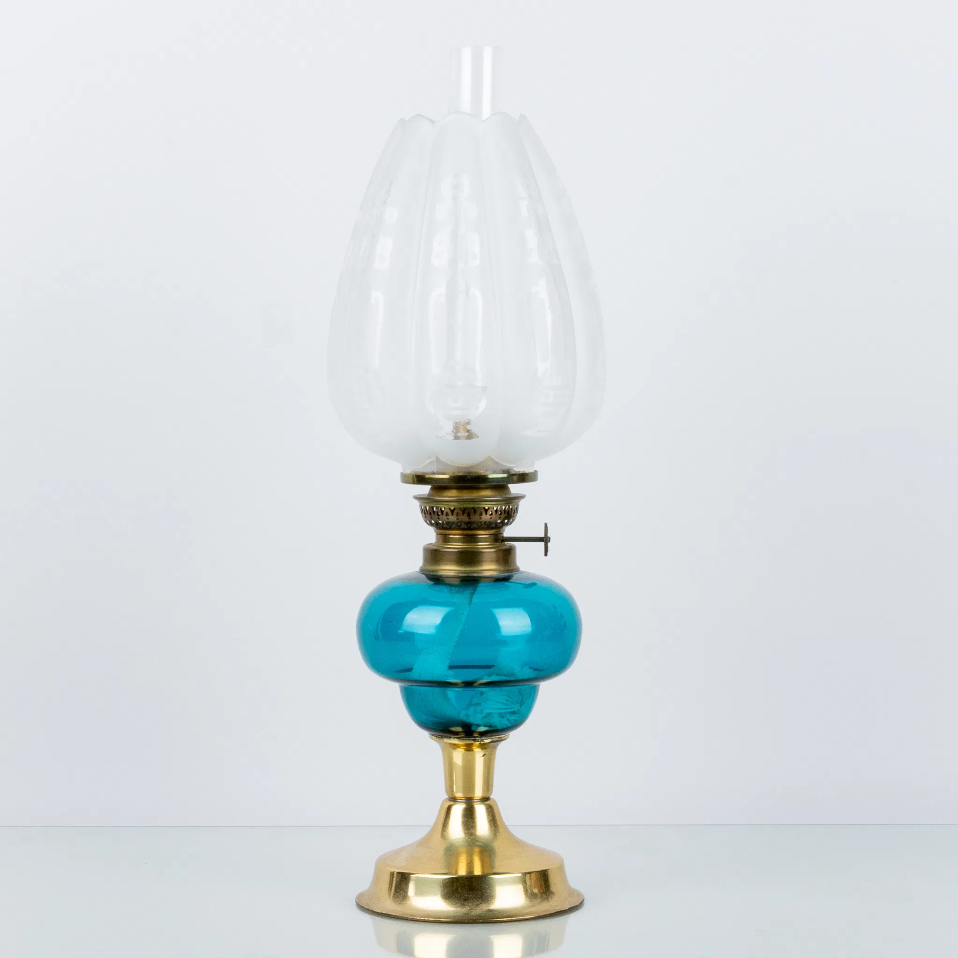 LAMPADA a cherosene da tavolo, ottone e vetro, la prima metà del XX secolo