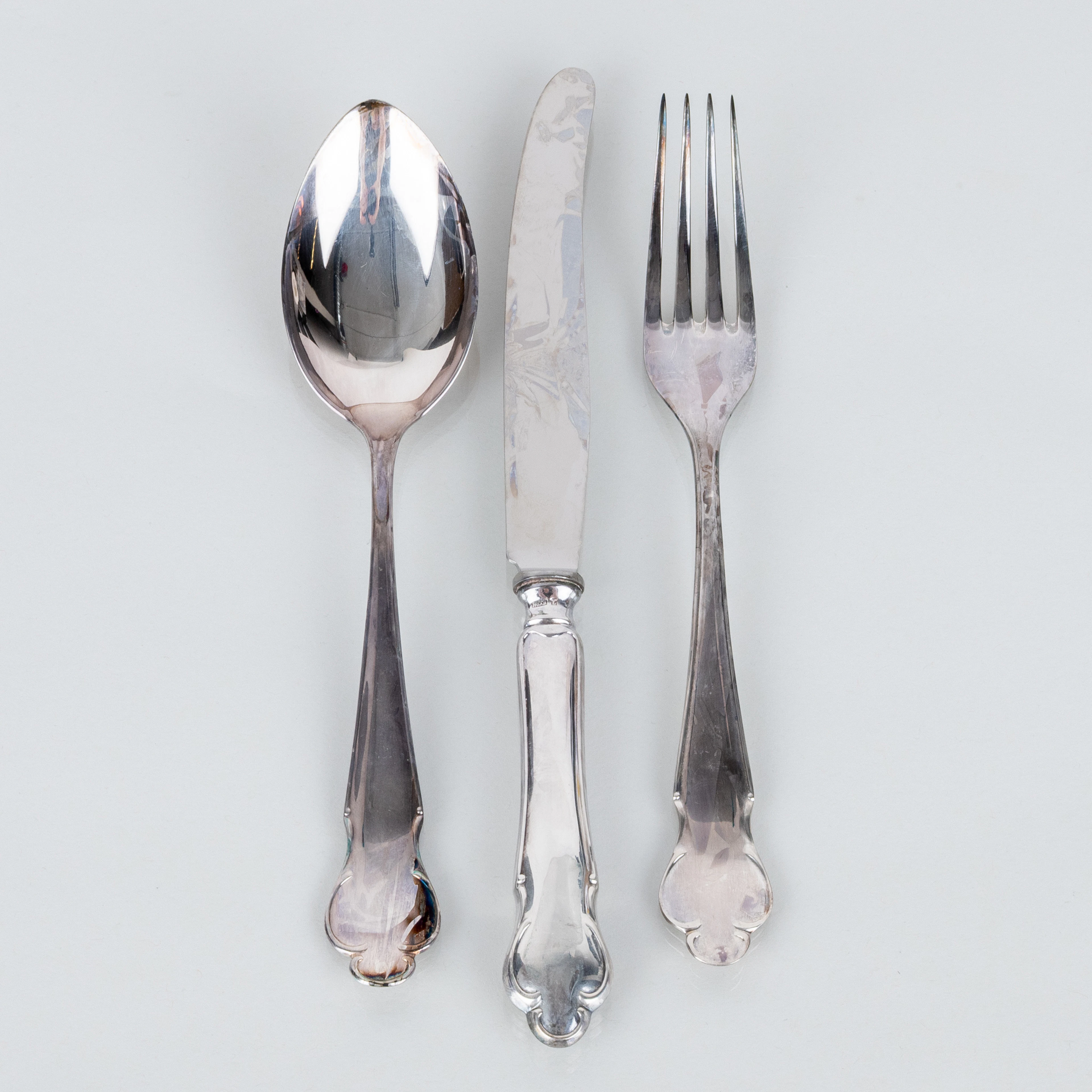 COLTELLO DA CIBO, FORCHETTA E CUCCHIAIO, 3 pezzi, argento, modello Chippendale