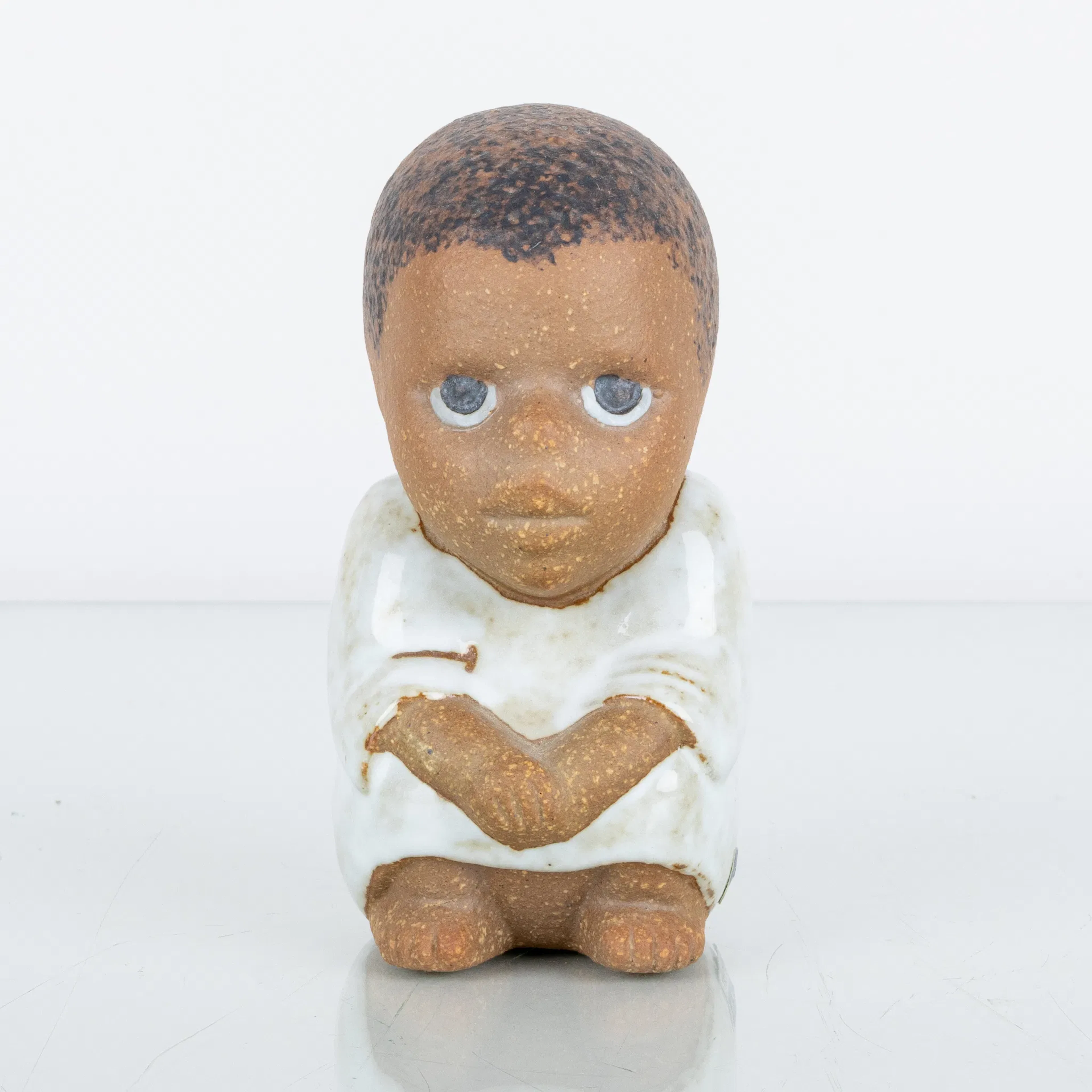 LISA LARSON, una figura de cerámica, "Sur", de la serie "Todos los niños del mundo", Gustavsberg