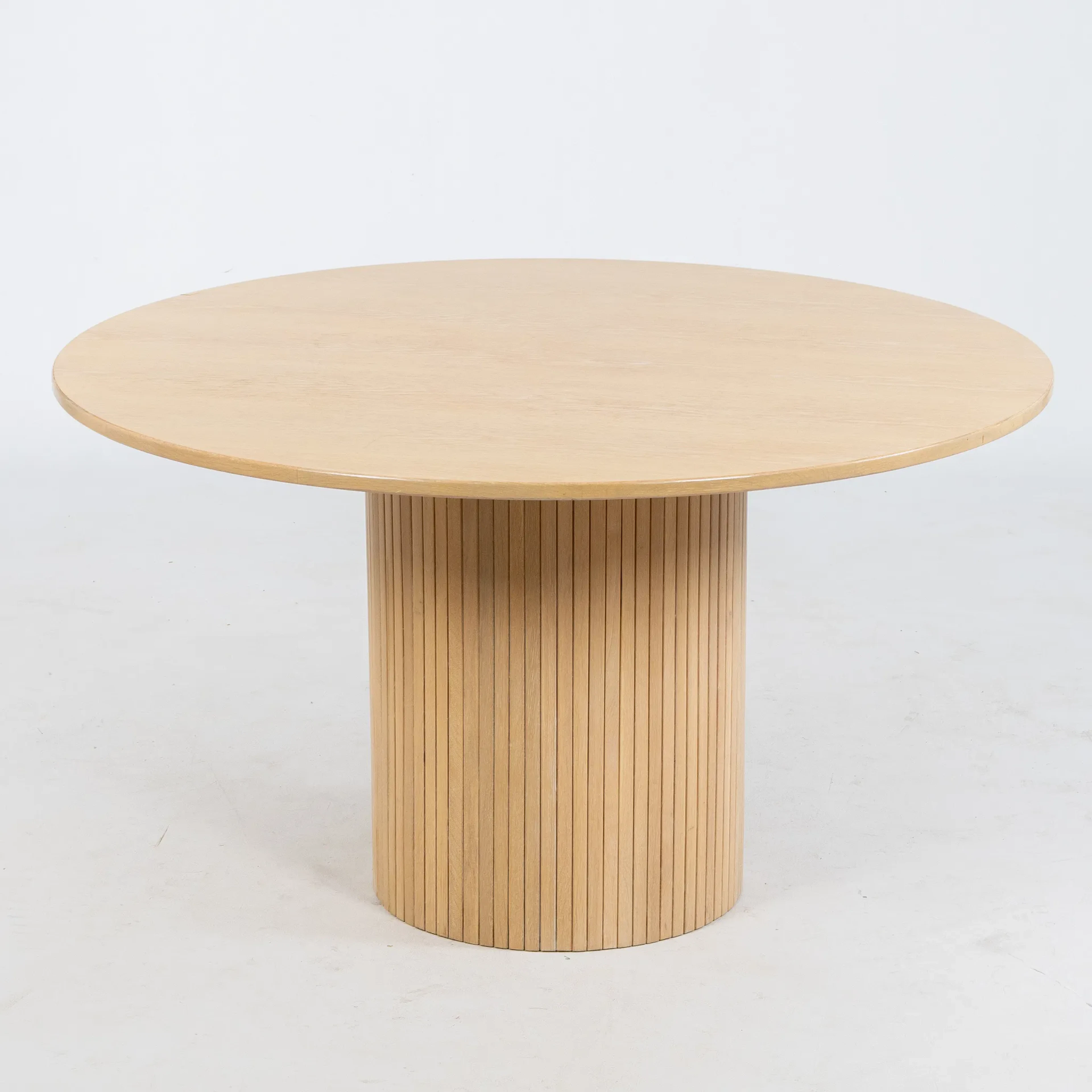 MESA DE COMEDOR, REVESTIDA CON ROBLE, CONTEMPORÁNEA