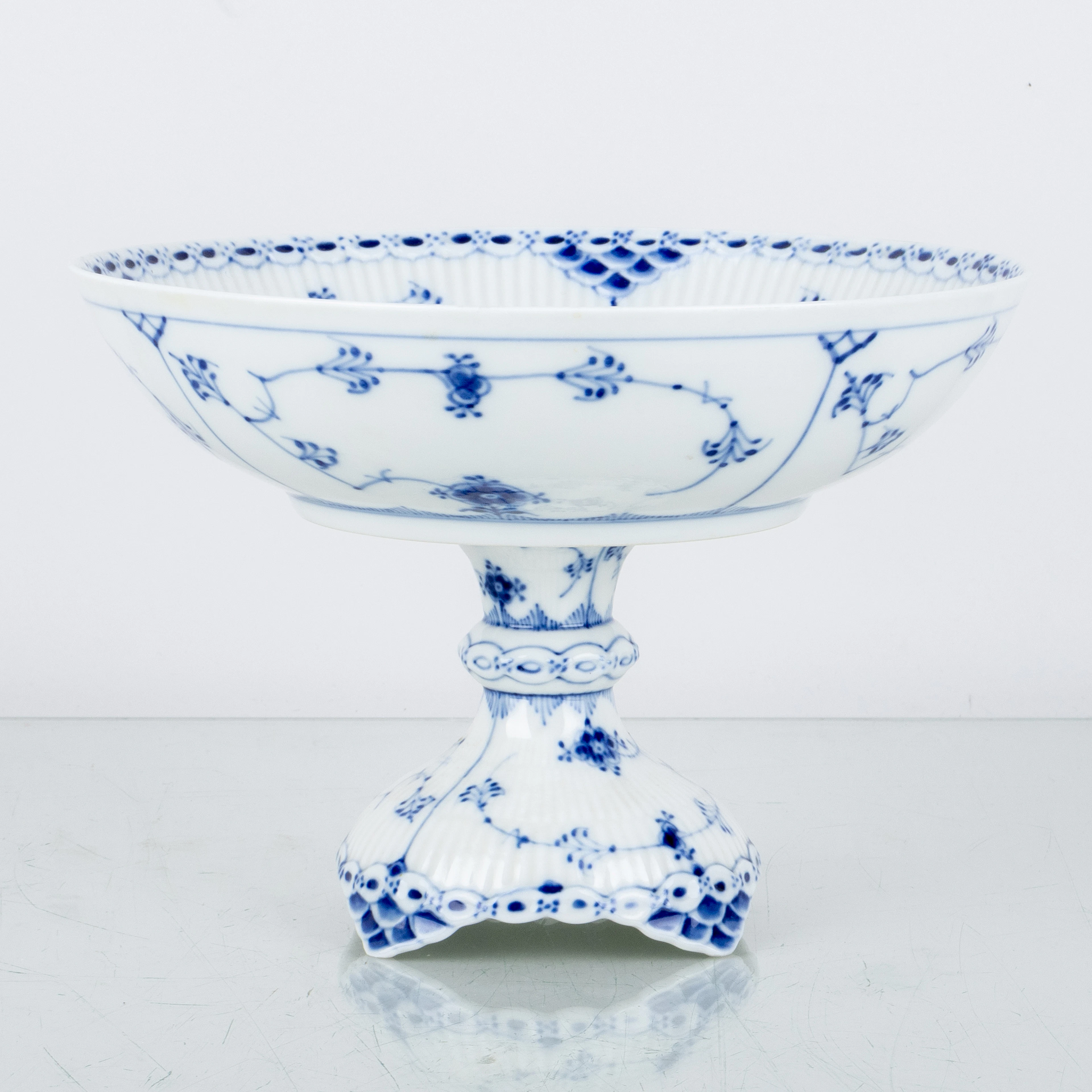 ROYAL COPENHAGEN, ciotola in porcellana, Blue Fluted, modello 1/513, Danimarca