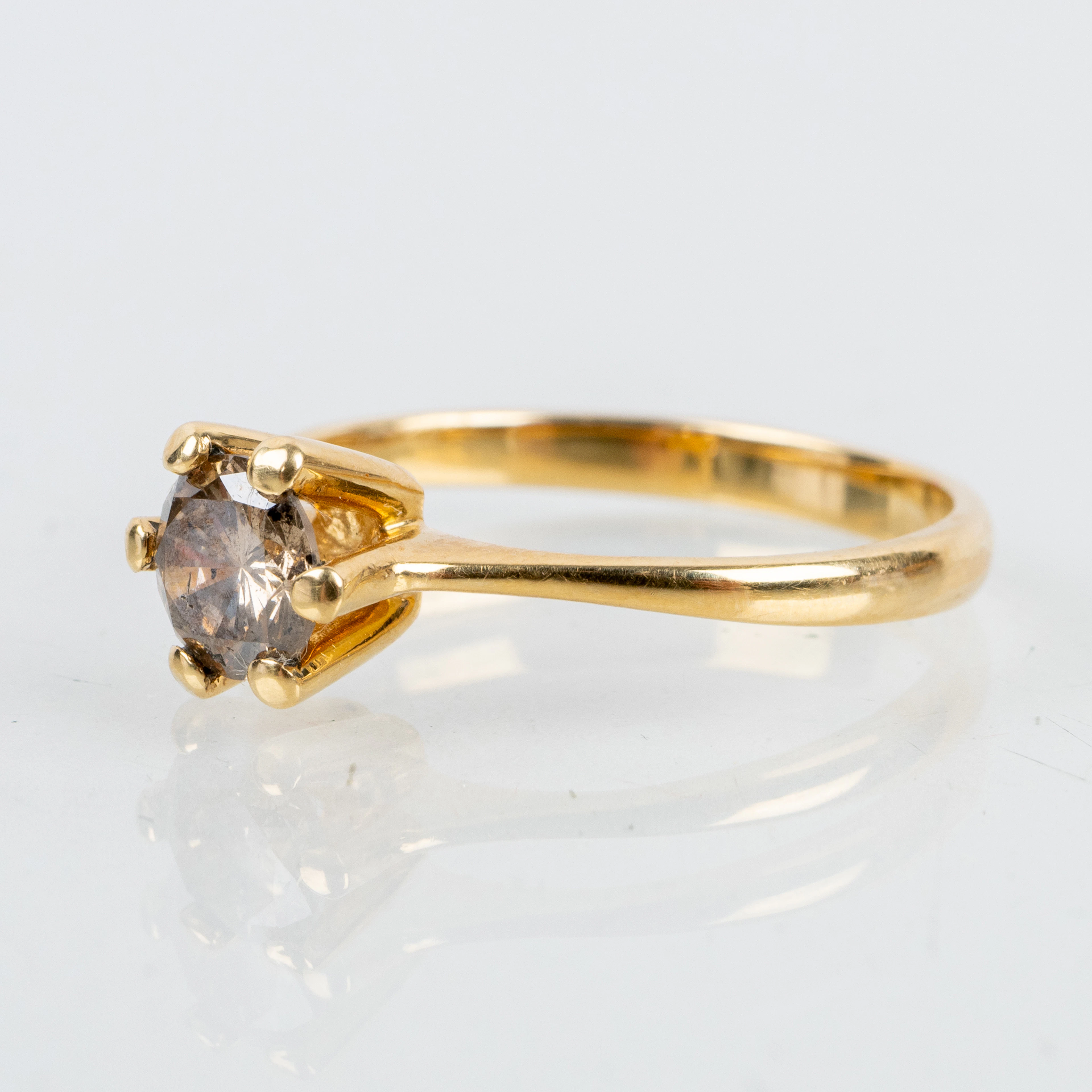 ANELLO A PIETRA SINGOLA, oro 18 carati, con diamante tagliato brillante circa 0,62 ct