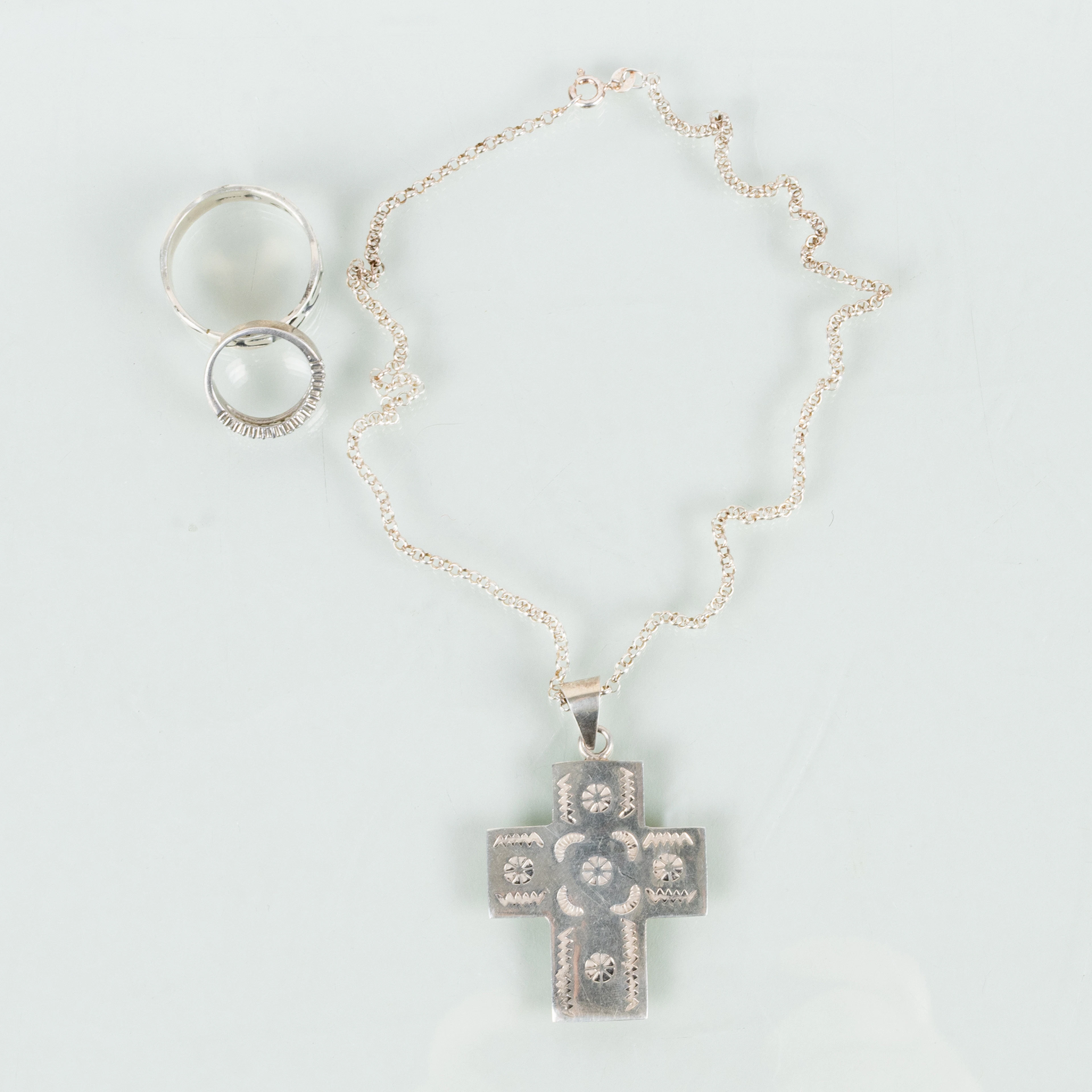 ANILLAS, 2 PIEZAS Y COLLAR CON COLGANTE, plata de ley, peso aprox. 26 g