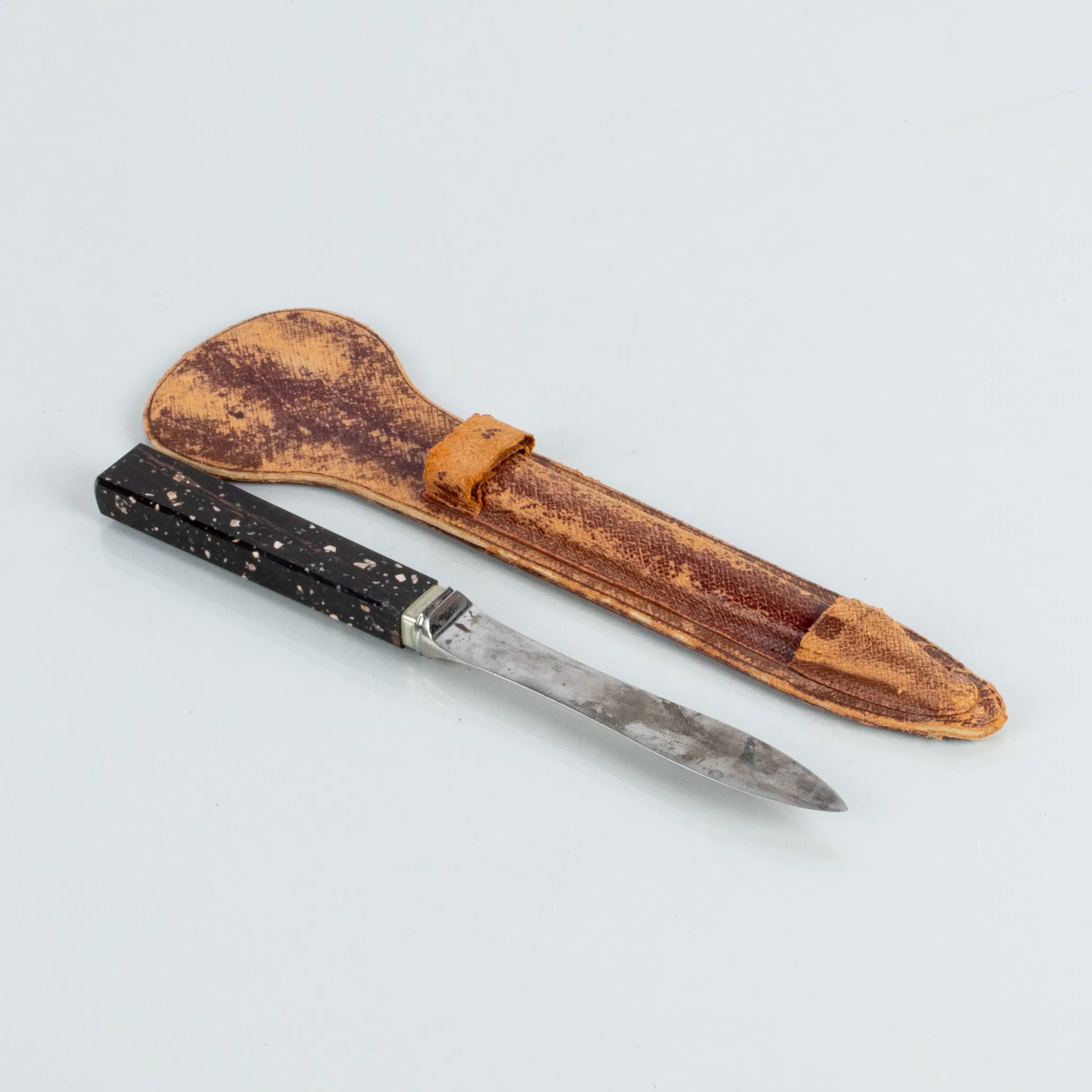 CUCHILLO DE LETRAS, PÓRFIDO Y ACERO, SIGLO X.