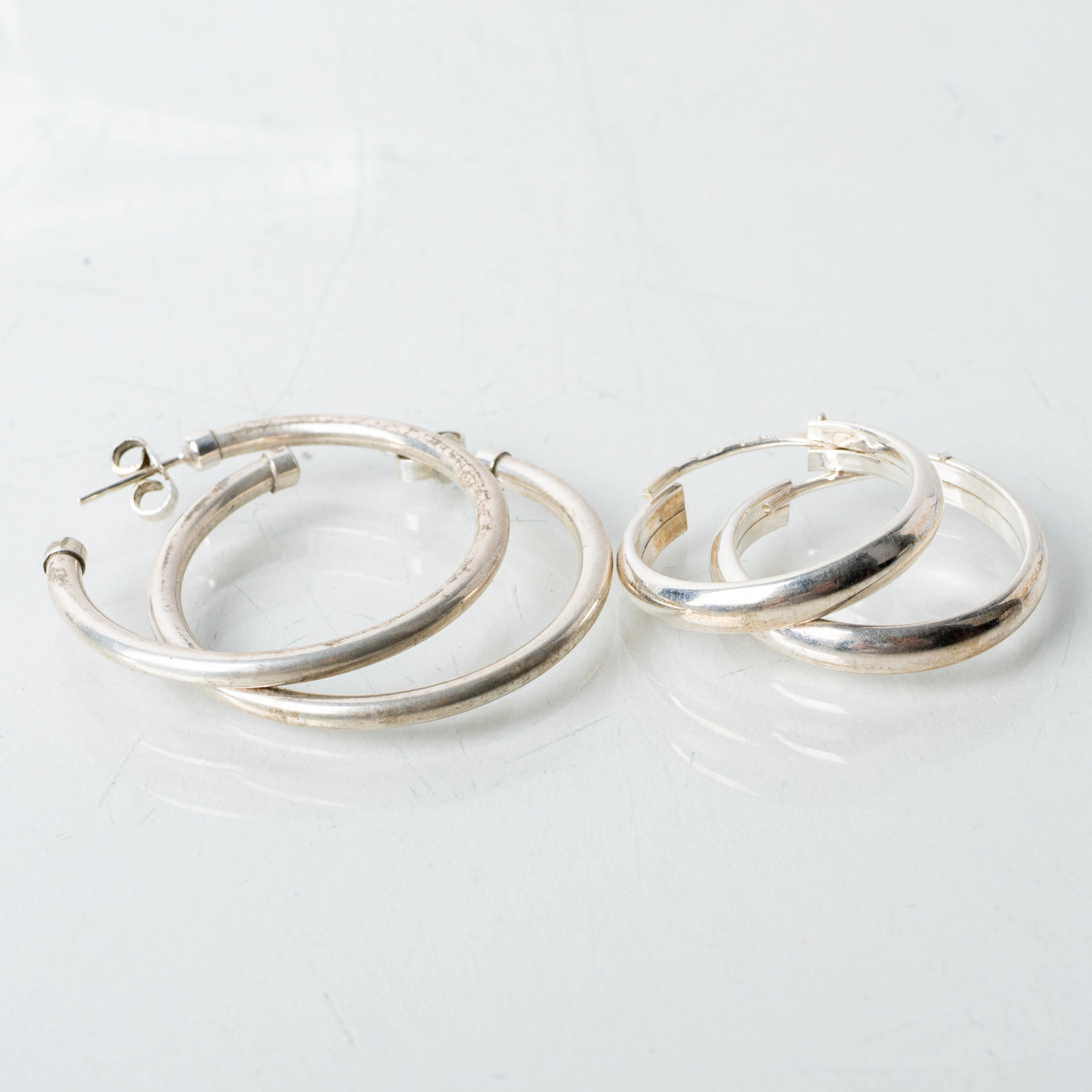 PENDIENTES, 2 pares, plata, pendientes de aro, finales del siglo XX