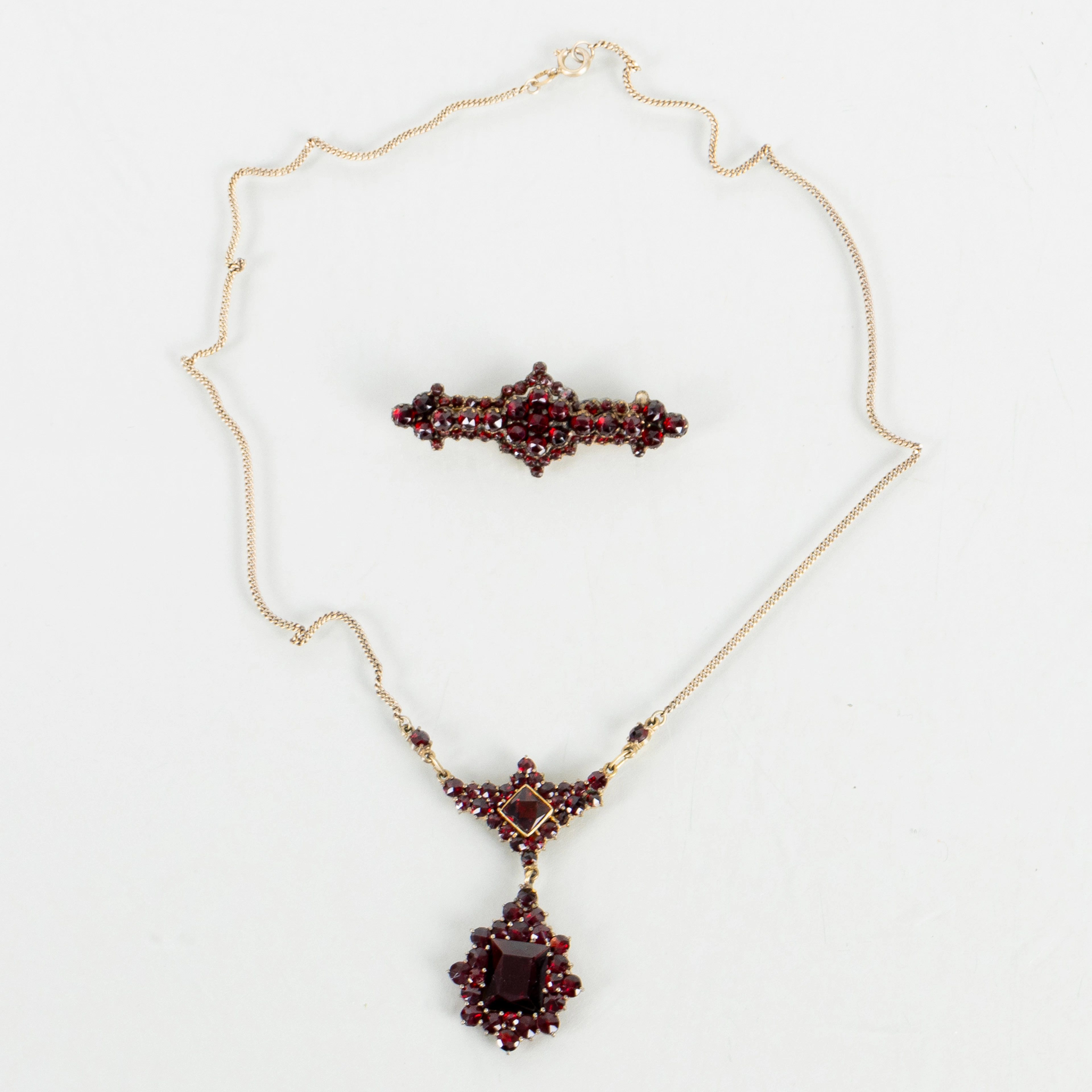 COLLIER E SPILLE, anche in argento dorato, con granati, prima metà del XX secolo