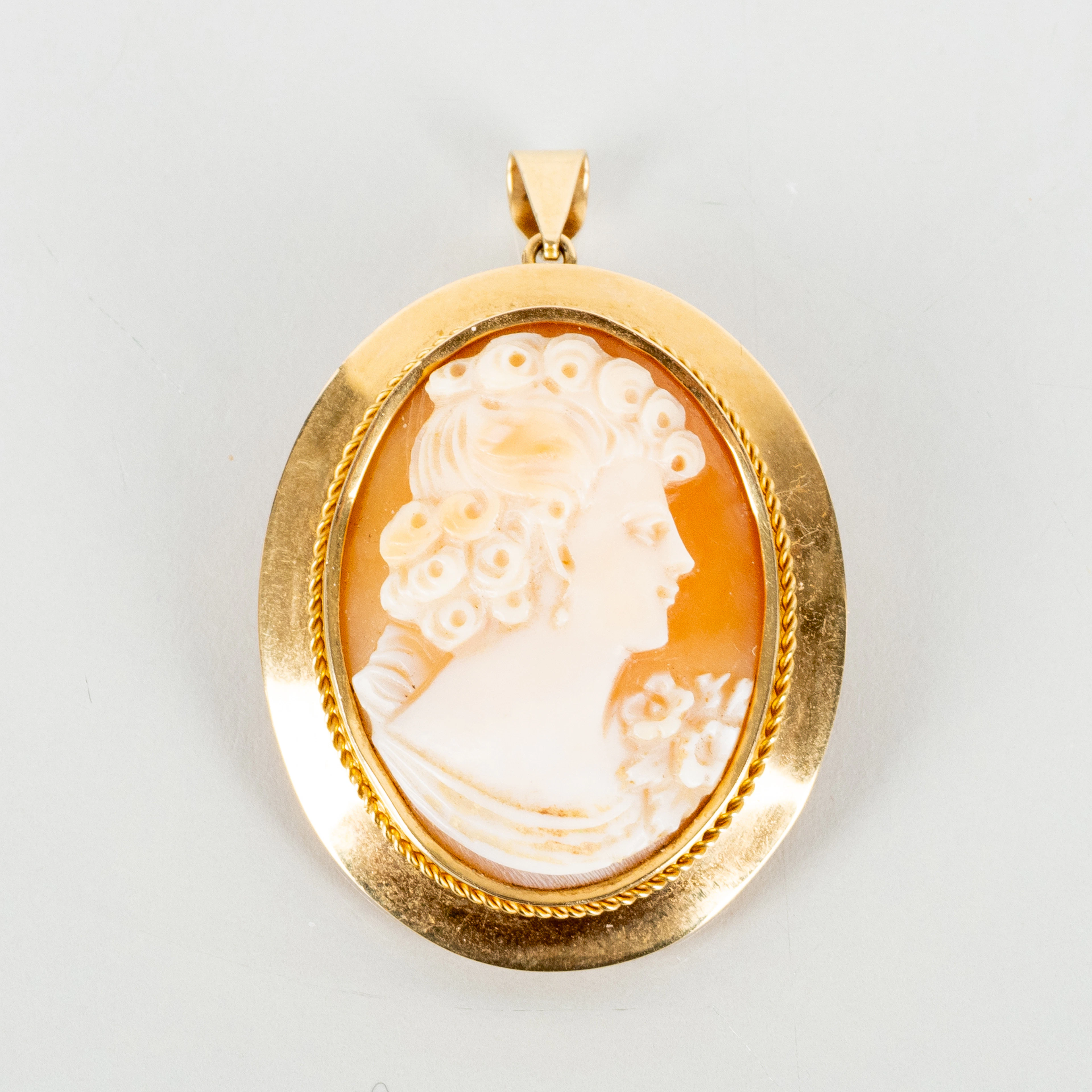 CIONDOLO/SPILLA, oro 18 carati, cammeo conchiglia taglio, peso circa 8,8 g