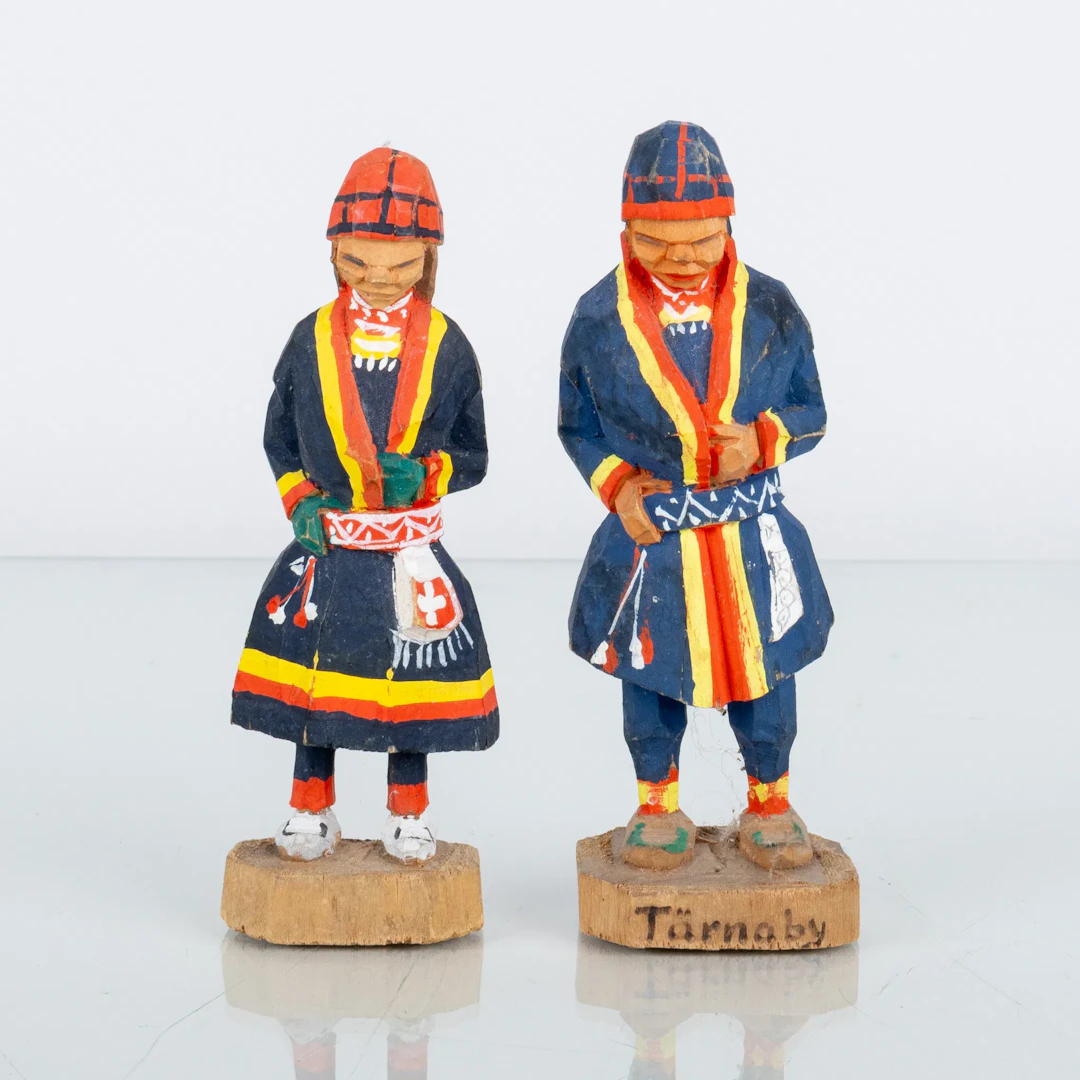 GEORG JONSSON (nacido?), 1 par de esculturas, artesanía sami, talladas y pintadas