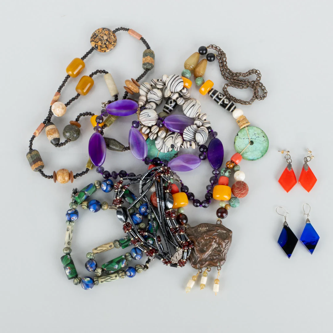 COLECCIÓN DE COLLIES Y PENDIENTES, incluyendo vidrio, posiblemente incluyendo Salviati/Murano
