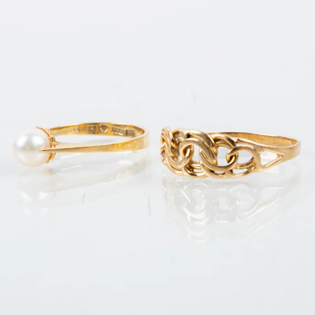 RINGS, 2 pcs, 18k gold, among others with cultured pearl, Swedish stamps among others 1989