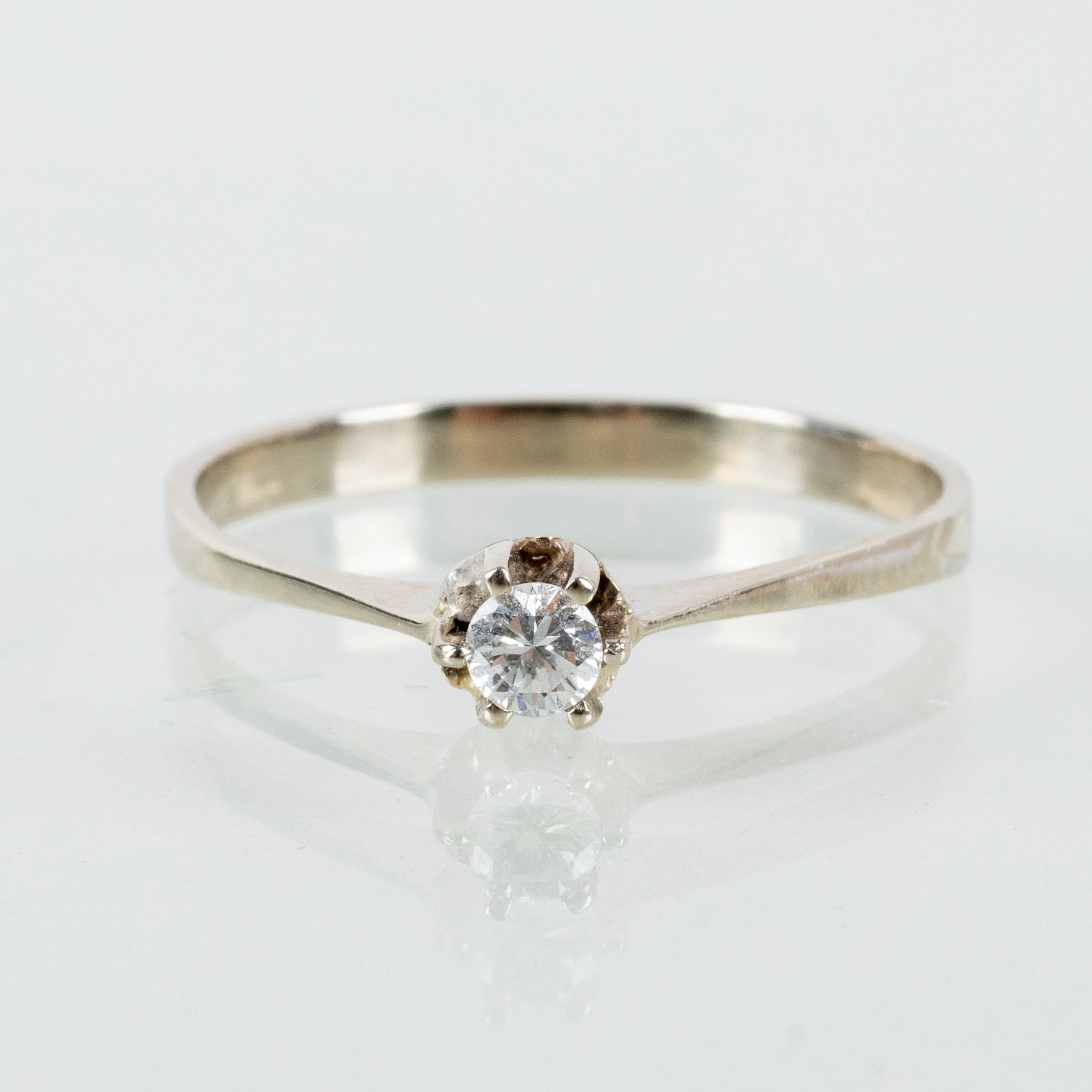 ANELLO, oro bianco 18k, con diamante tagliato brillante circa 0,12 ct
