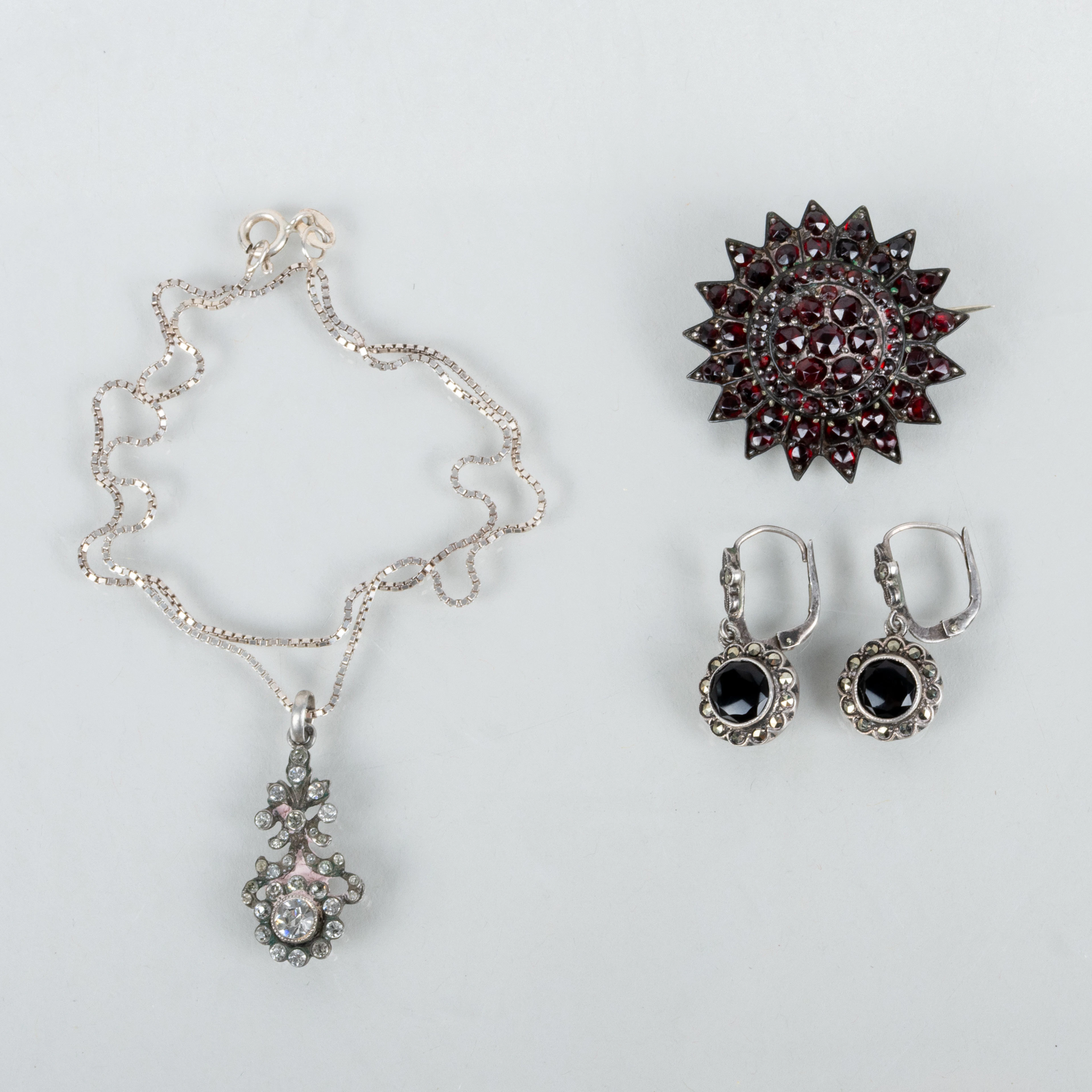 KOHLENARBEITER, BROSCHE UND EIN PAAR OHRRINGE, SILBER, BLAU MIT KLEBE, MARKASITEN