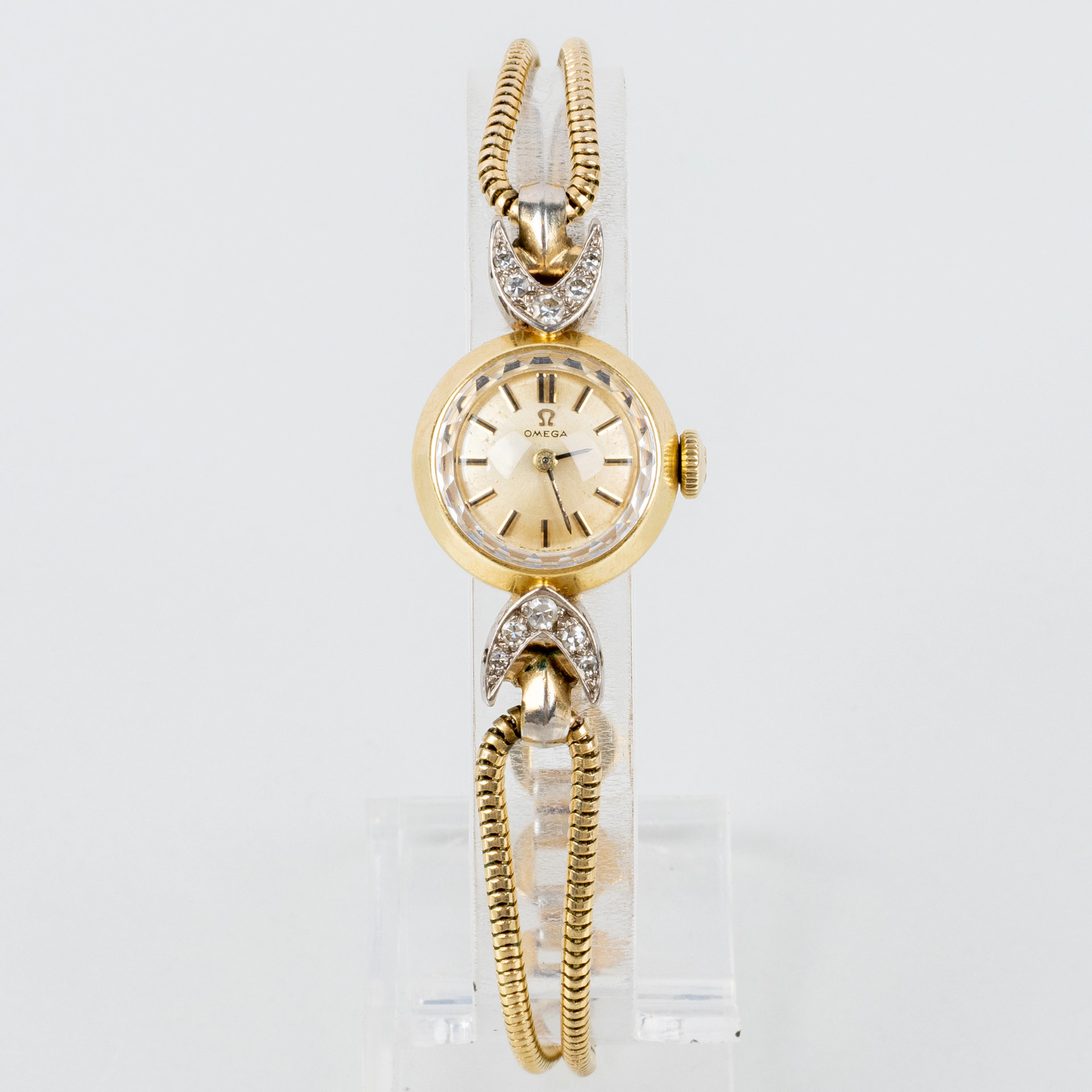 RELOJ DE MUJER, Omega, oro de 18 quilates, con diamantes tallado brillante, mediados del siglo XX