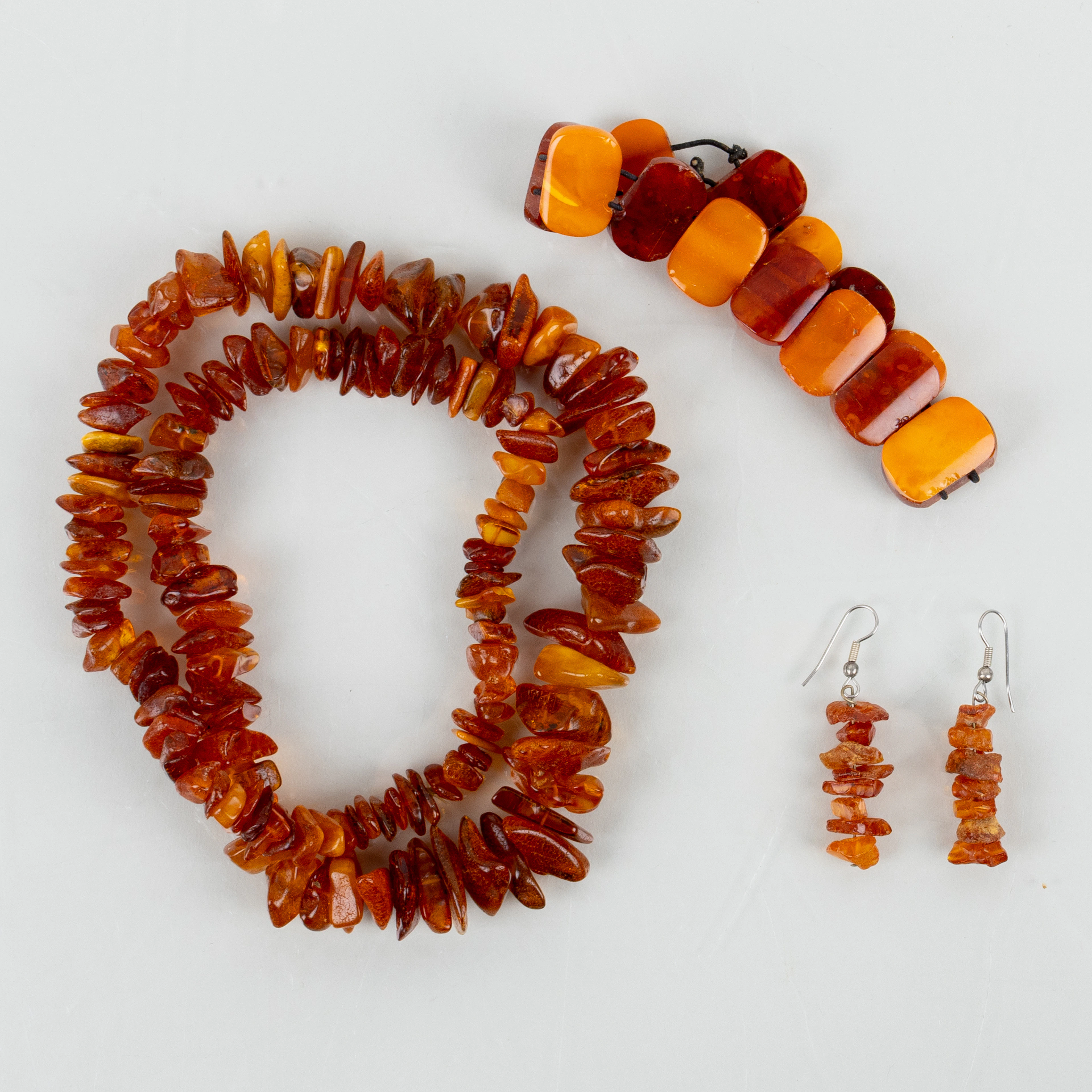COLLIES, PULSERAS Y PENDIENTES, ámbar, siglo XX