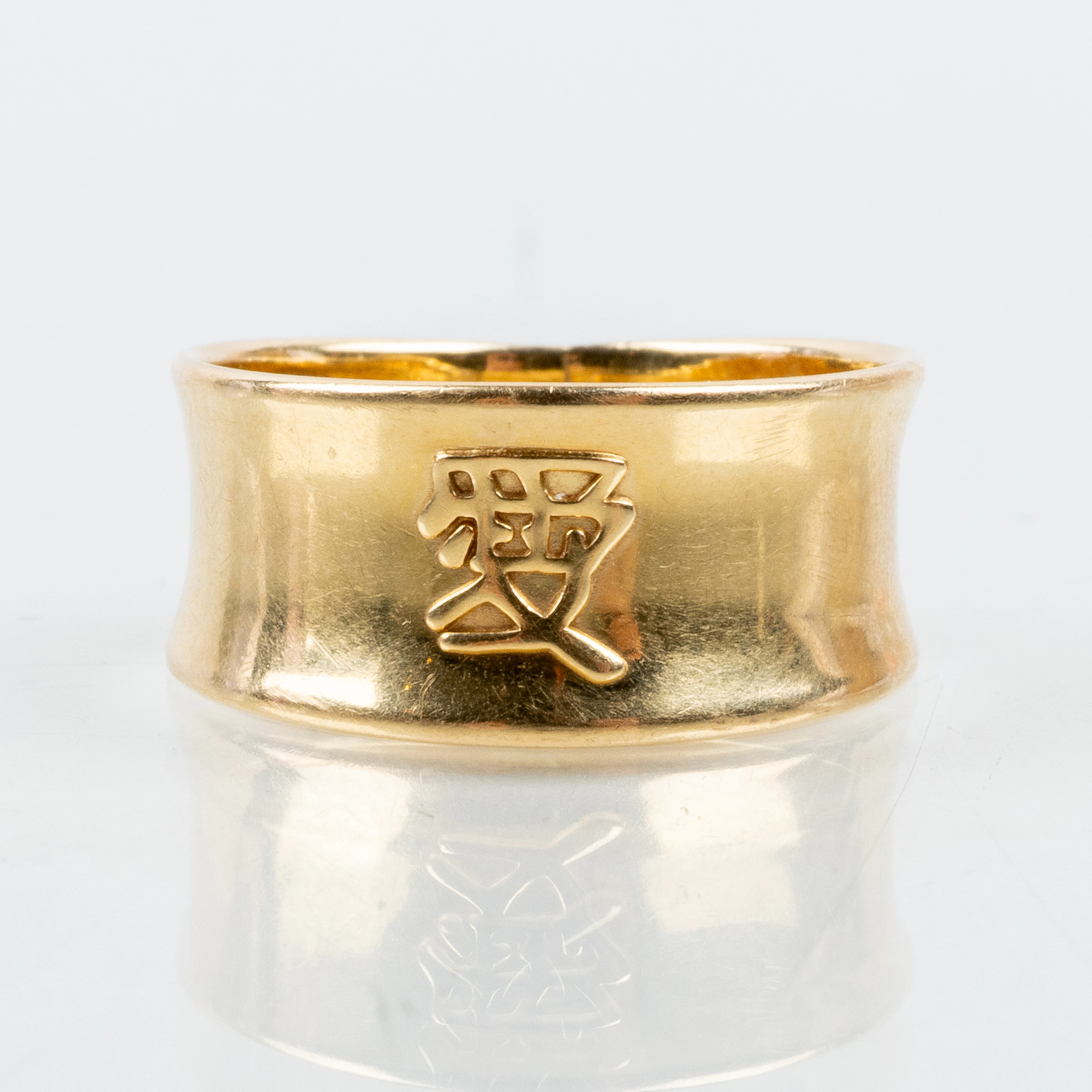 ANILLO, oro 18 quilates, con carteles en relieve