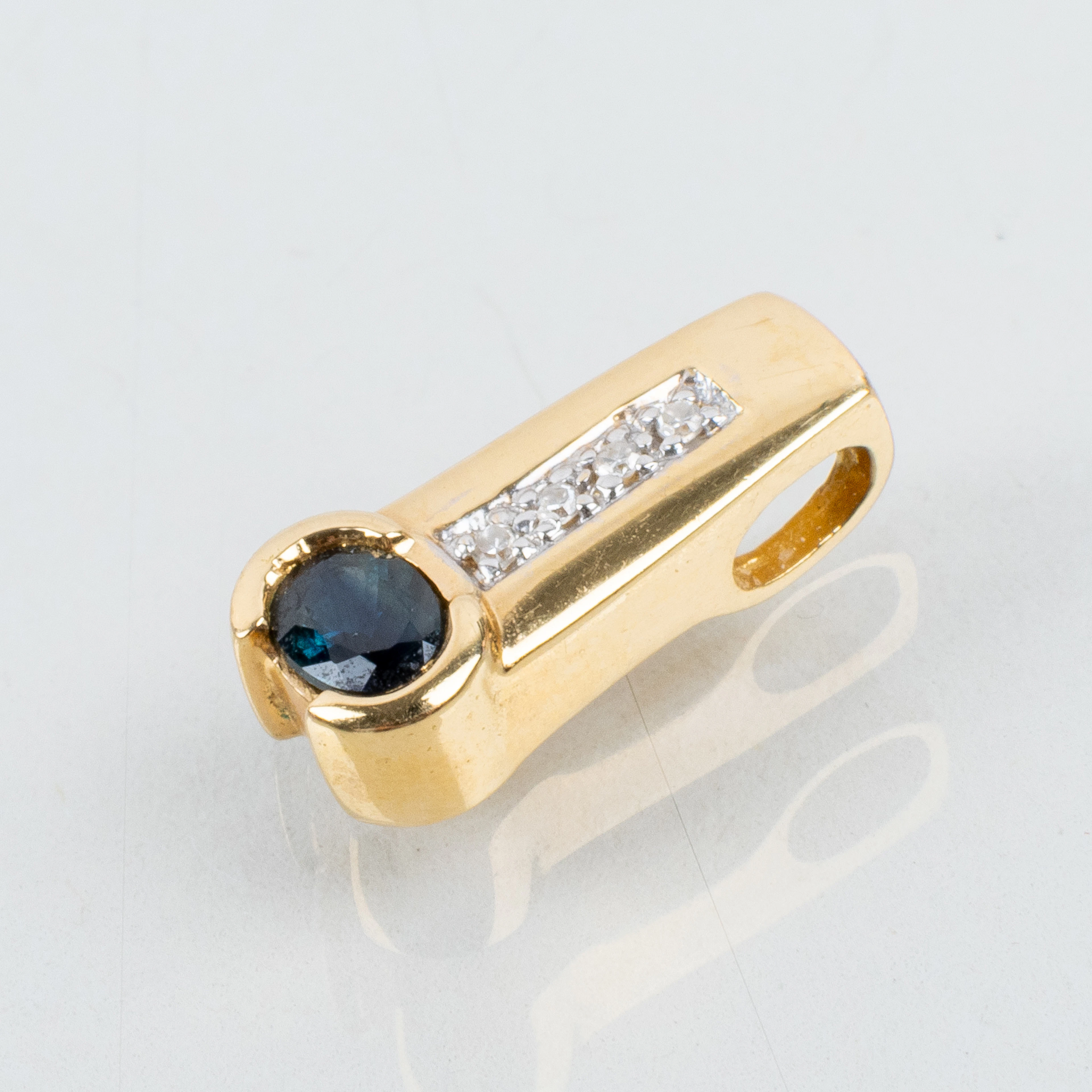 PENDENTE, oro 18 carati, con diamanti blu, anni 1900/2000