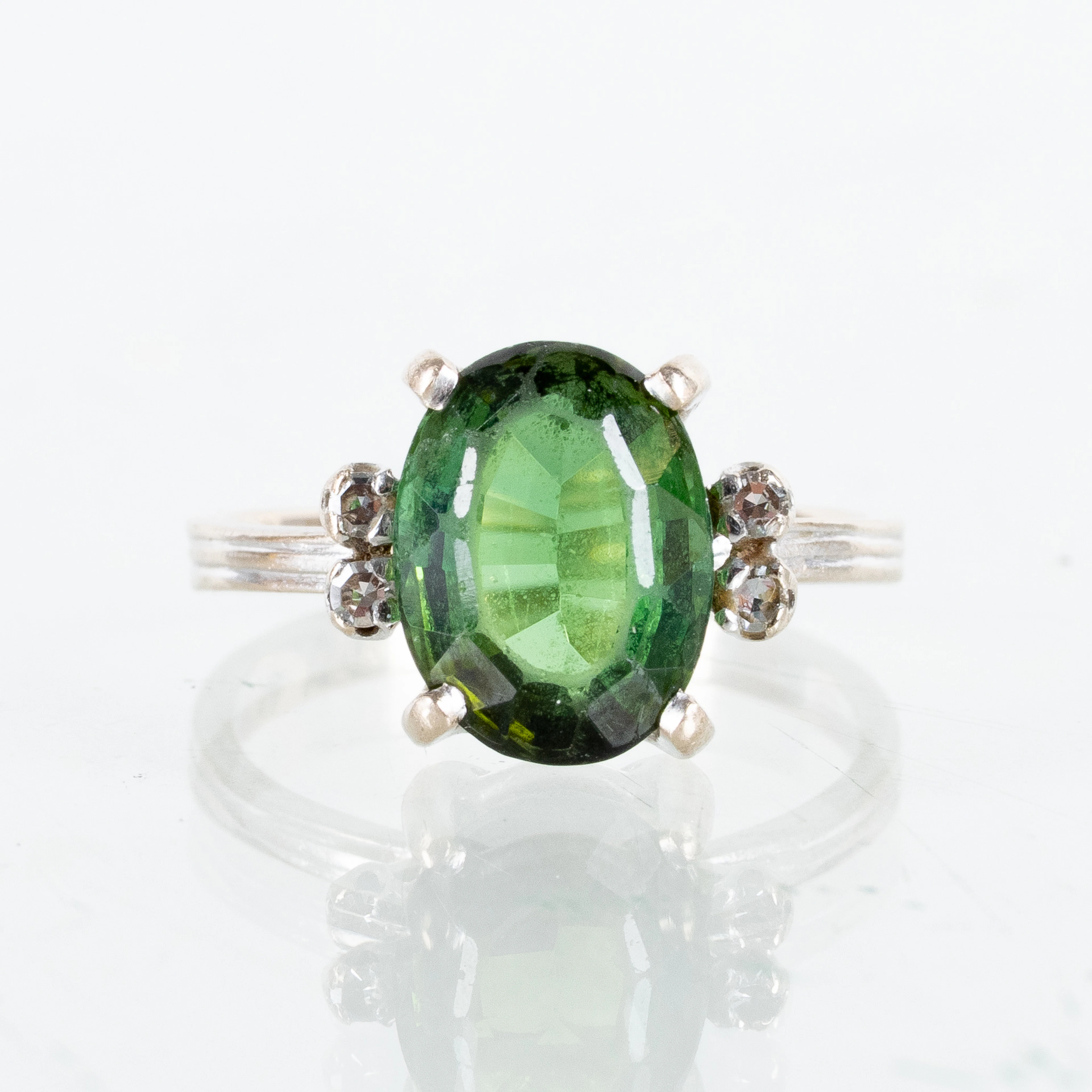 ANELLO, oro bianco 18 carati, con tormalina e diamanti, peso totale di circa 3,3 g