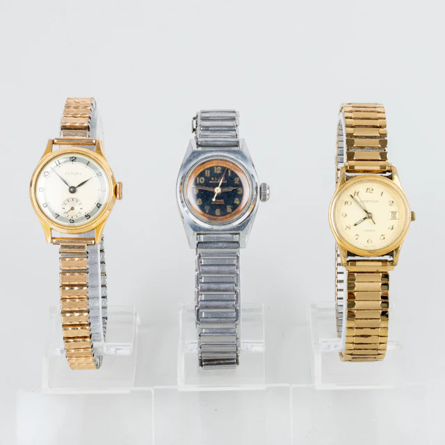 RELOJES de PULSERA, 3 piezas, Actuel, Certina y Eljo, años 1900
