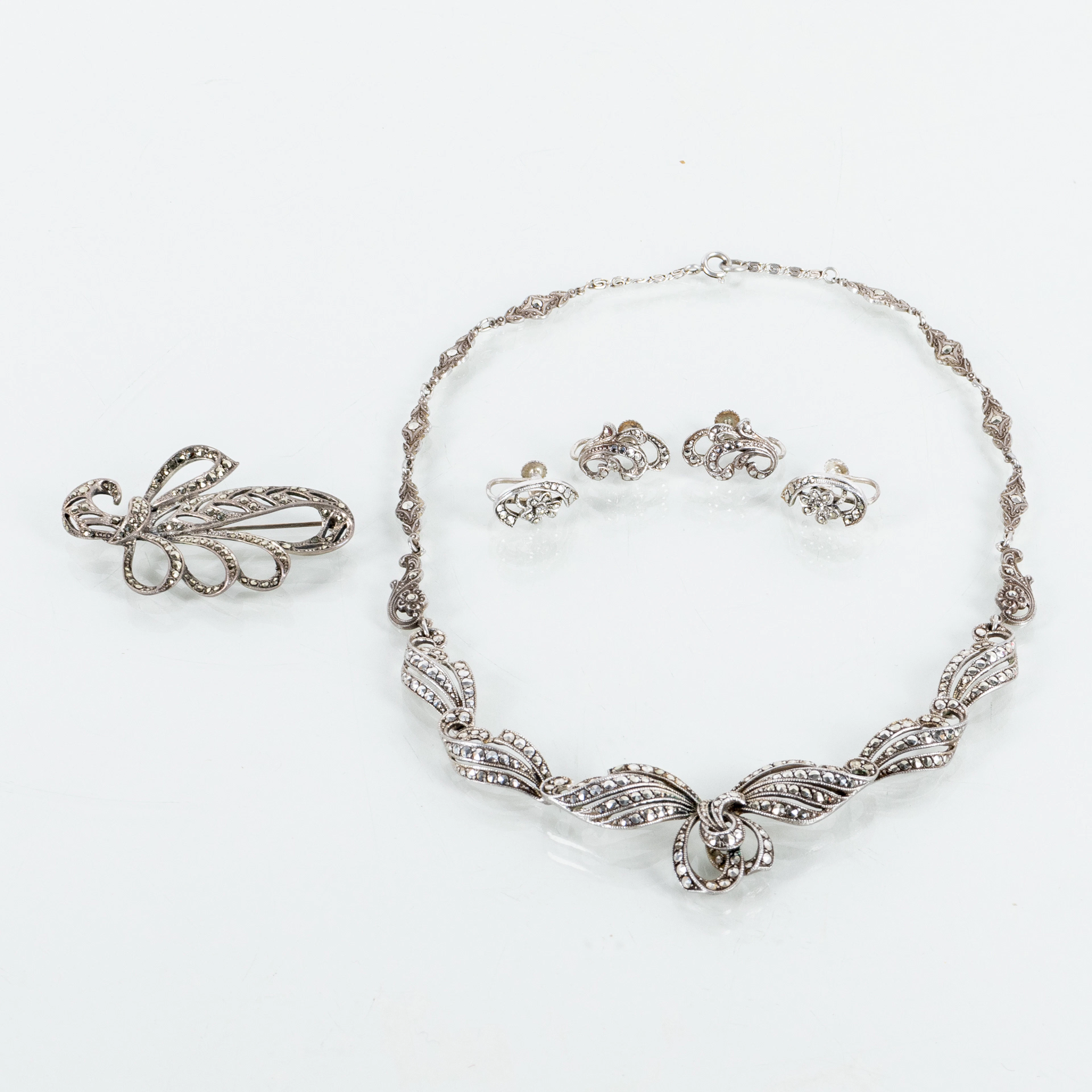 COLLIER, SPILLA E 2 PAIA DI ORECCHINI, ARGENTO, CON MARQUISITI, 20° SECOLO