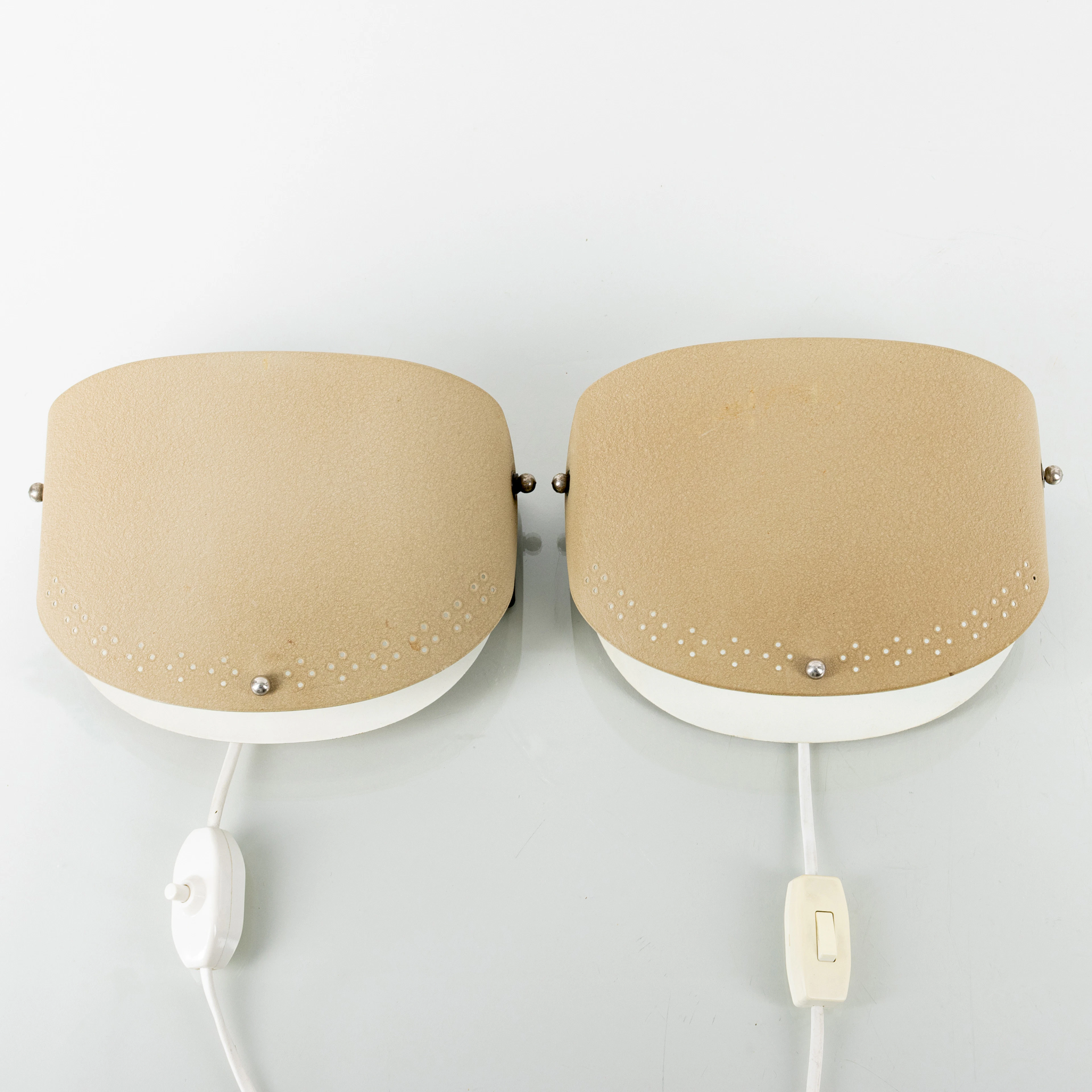 LAMPADE DA COMODINO, 1 coppia, lamiera, anni 1940/50