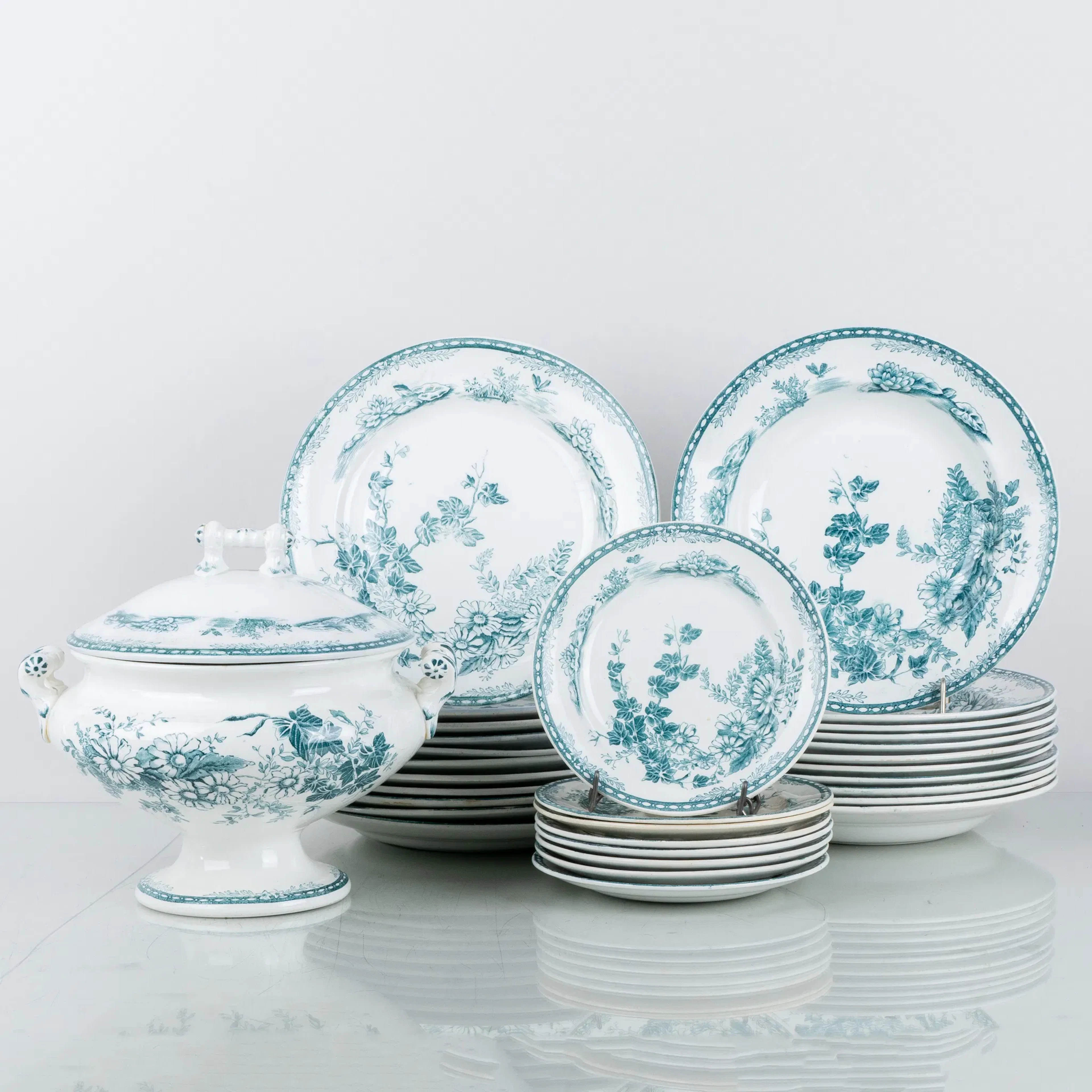 VAJILLA DE PORCELANA, 31 piezas, porcelana, "Flora", Gustafsberg, la primera mitad del siglo XX