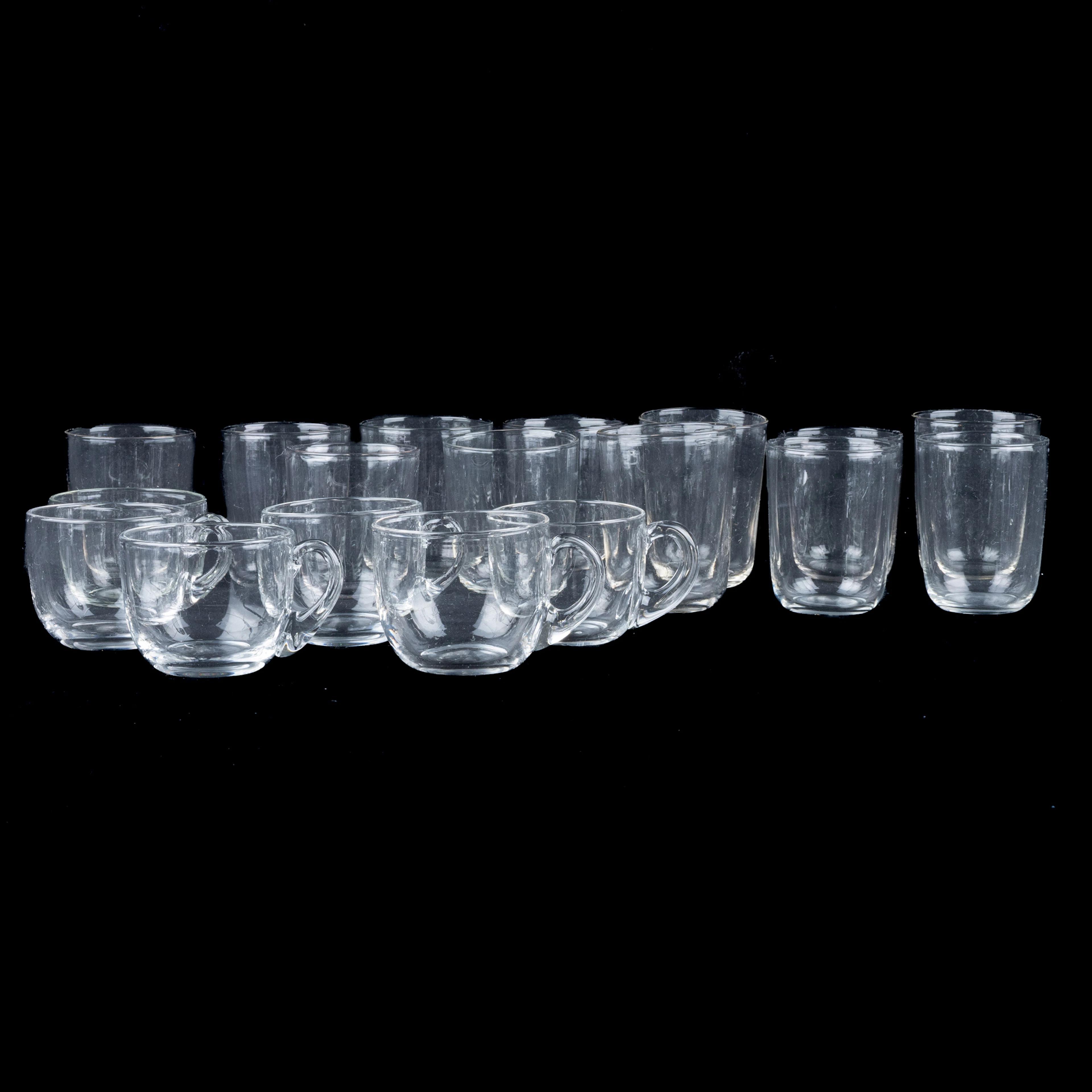 JARRAS DE PONCHE Y COPAS DE VINO FORTIFICADAS, 18 piezas, copa, siglo XIX