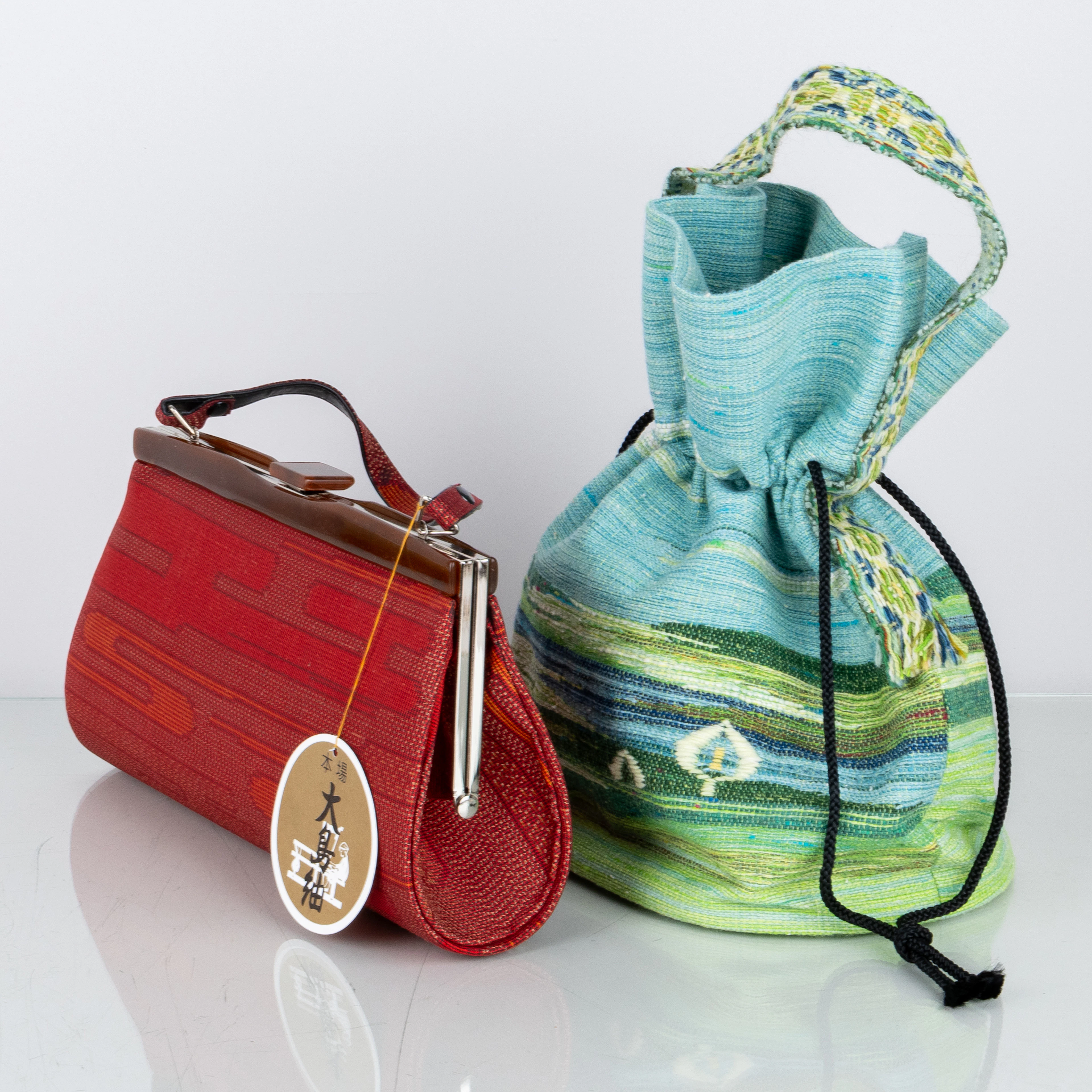 BOLSOS, 2 artículos, incluyendo Yukara Ori, Hokkaido, Japón, probablemente años 80