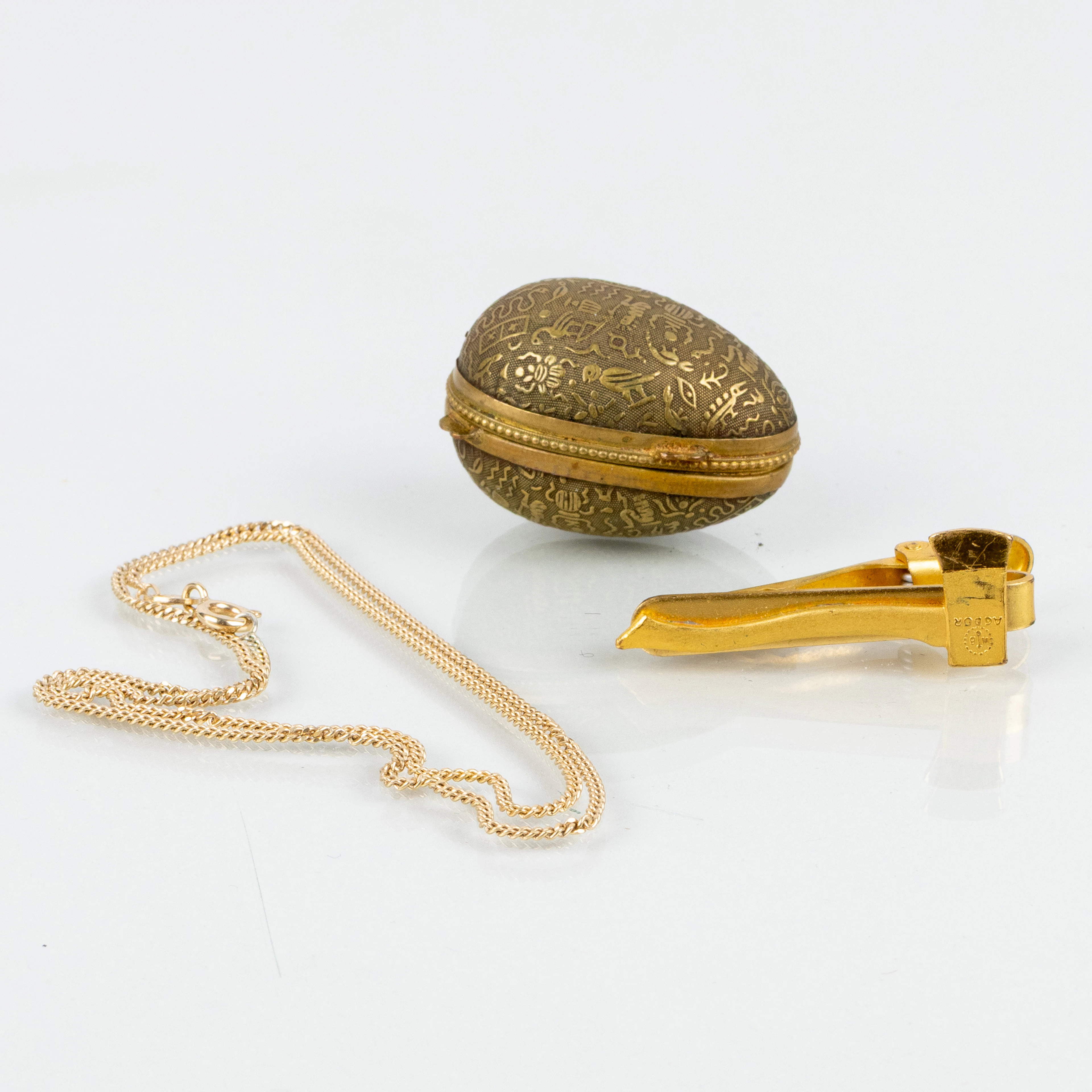 COLLEZIONE DI BIJUTIERI DI SFINZIONE, 3 pezzi, ottone e argento dorato, anni 1900