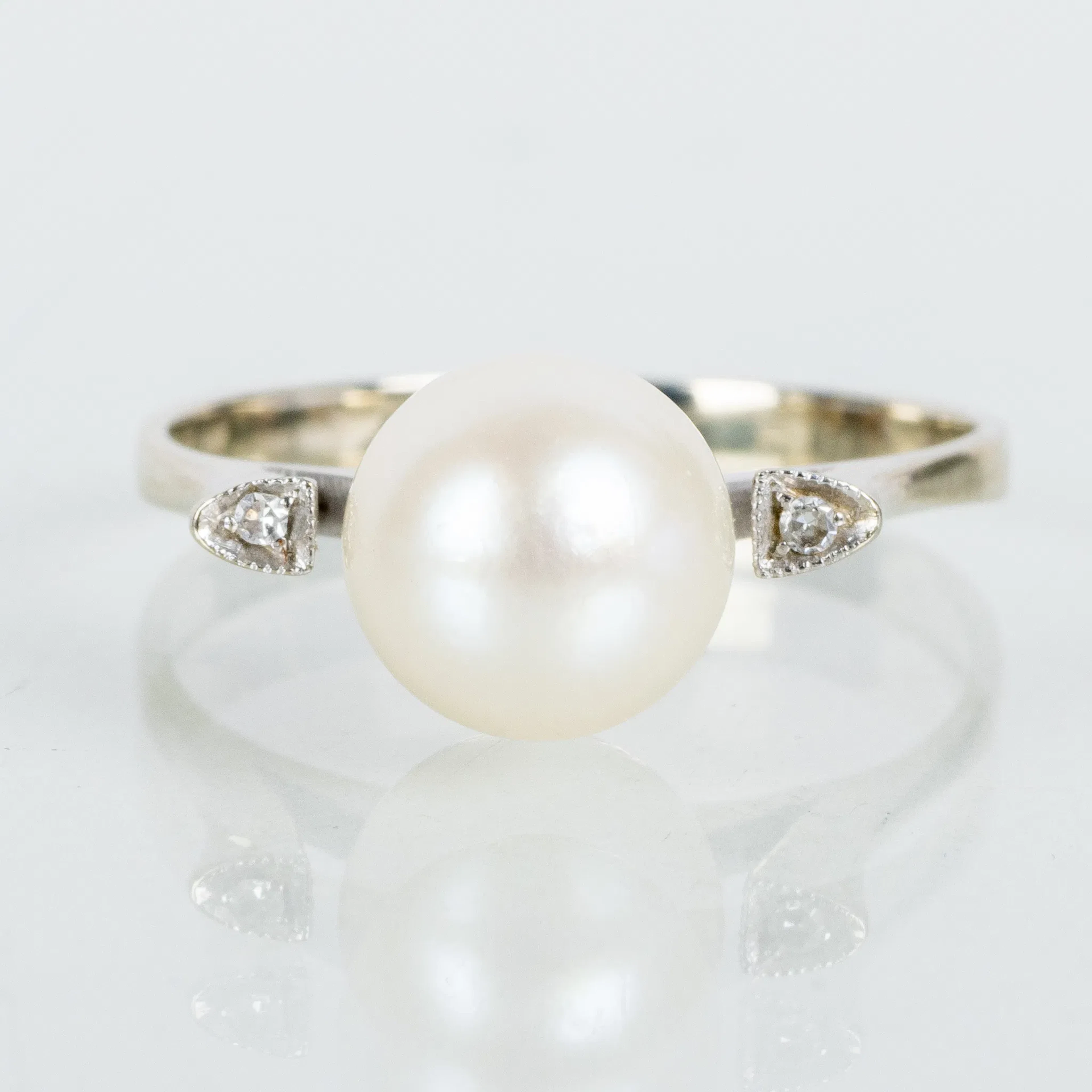 RING, 18k gold, with cultured pearl and small diamonds, probably 1900s