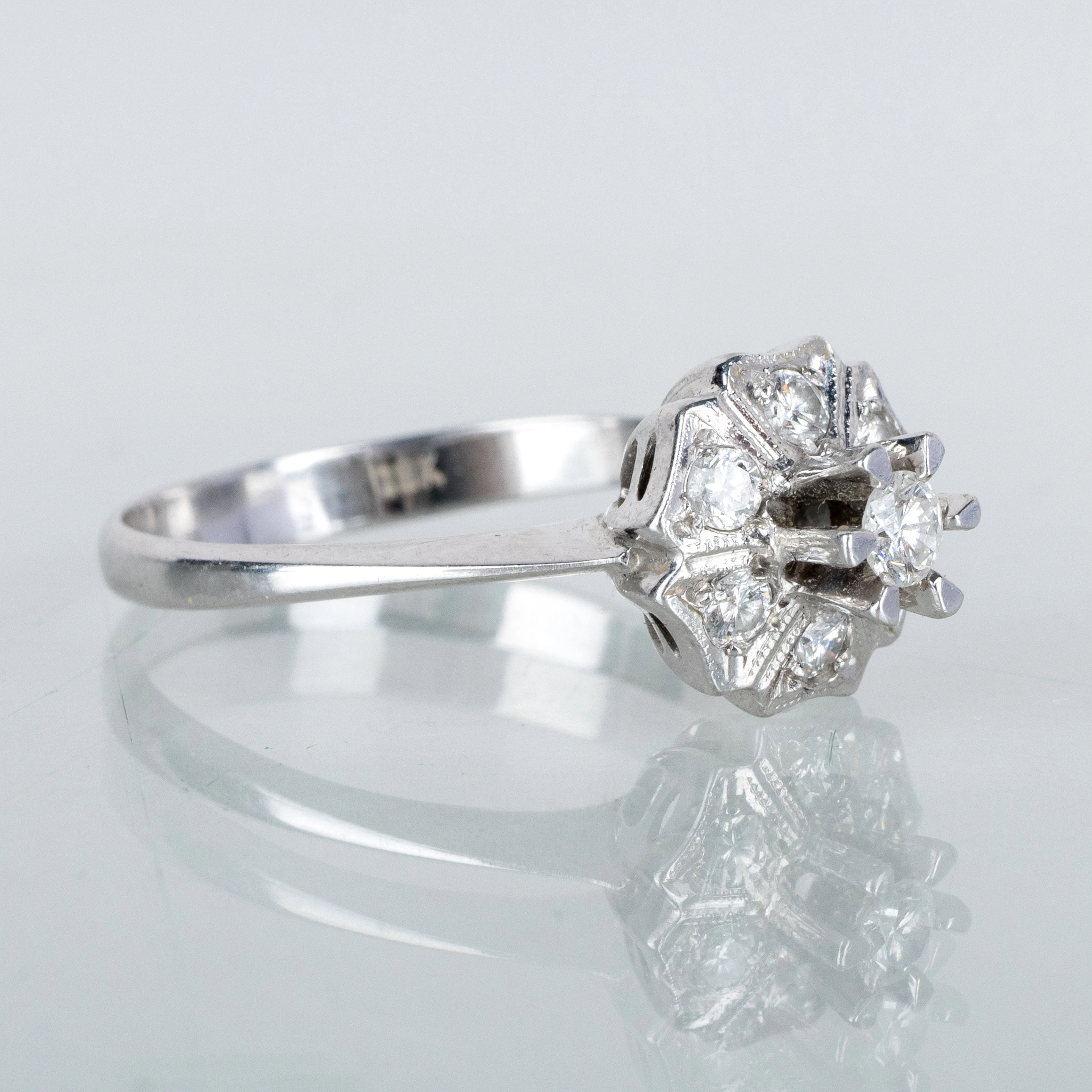 ANILLO, oro blanco de 18 quilates, con diamantes tallados brillantemente, probablemente del siglo XX