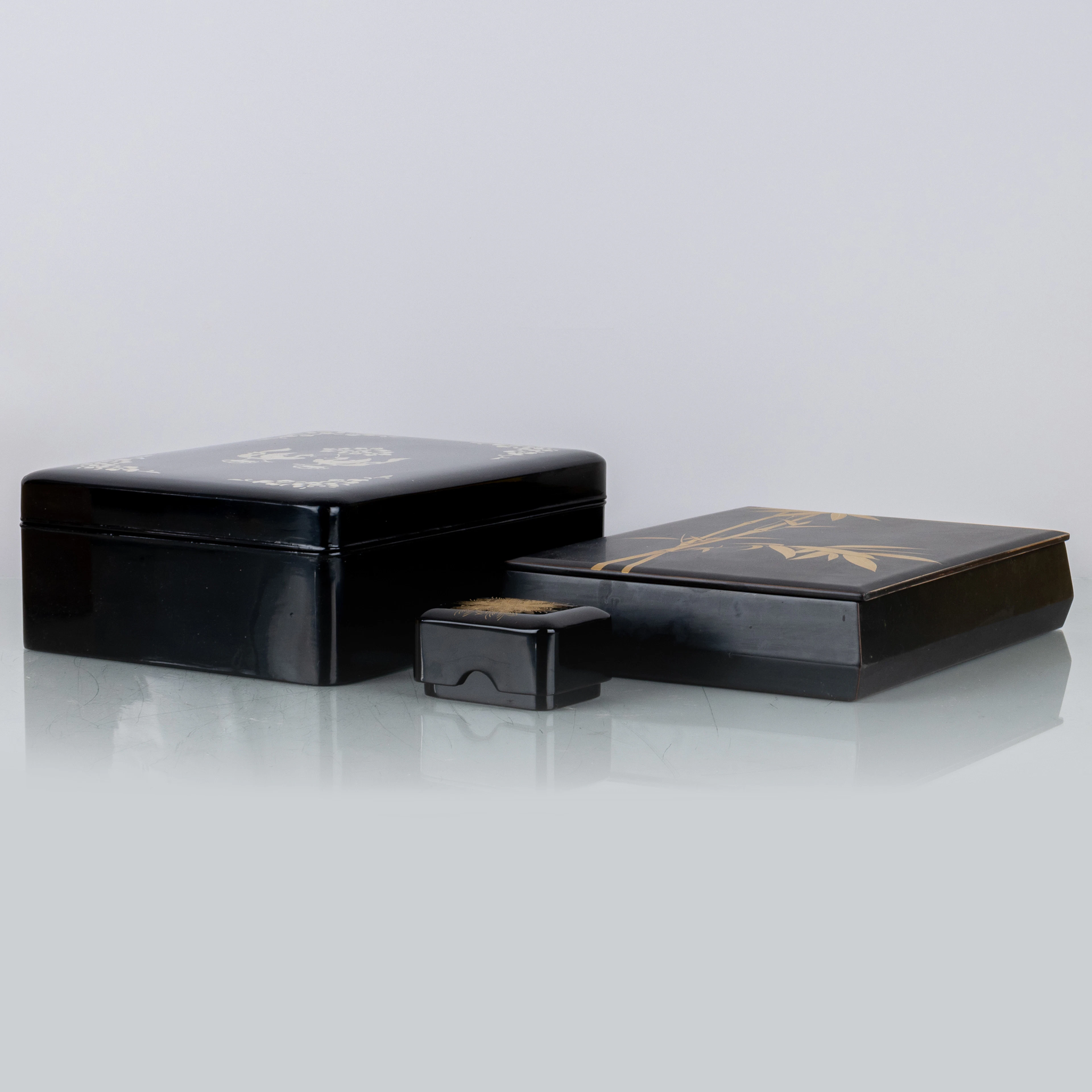 LACQUER BOX, 3 pezzi, Giappone, seconda metà del XX secolo