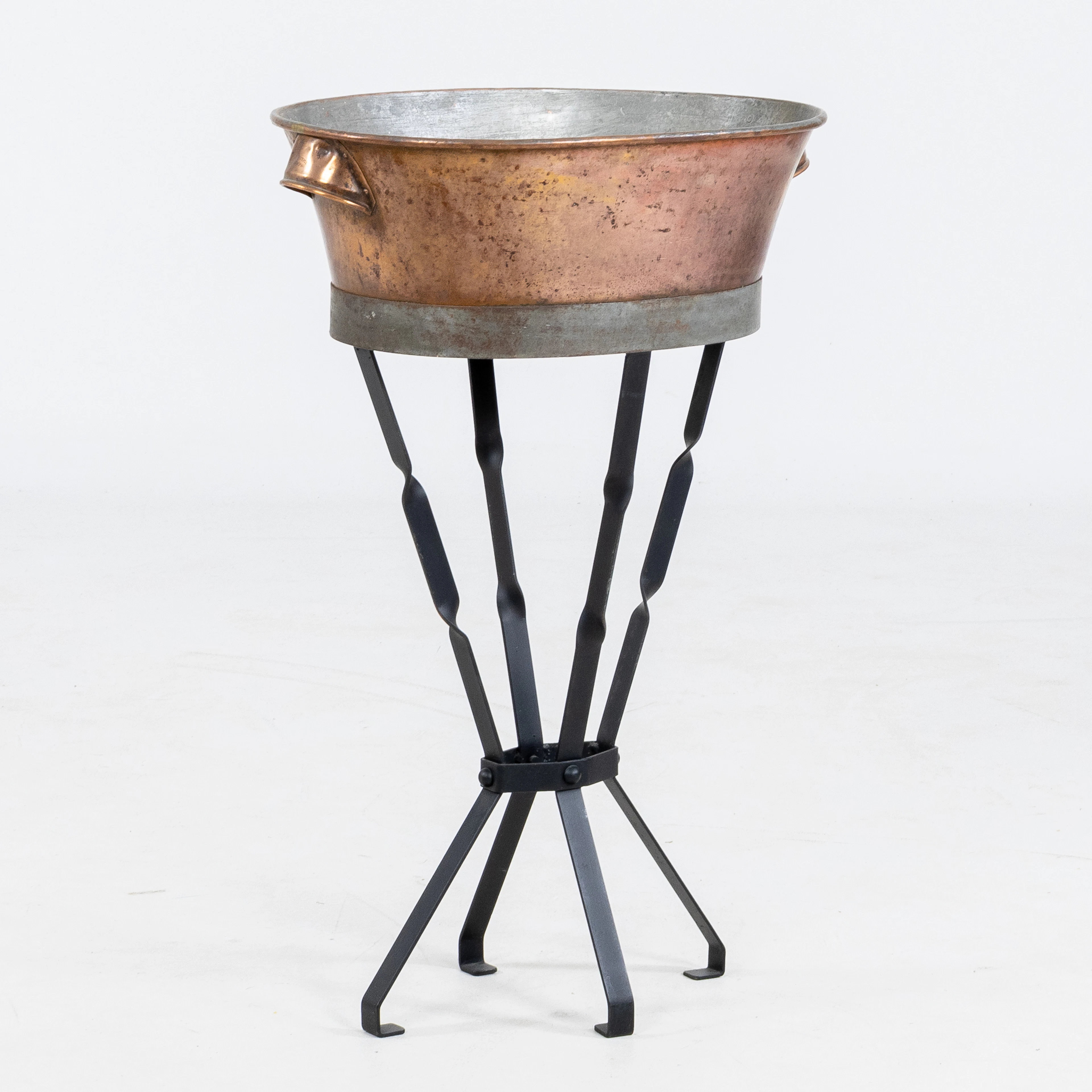 BAIGNOIRE EN CUIVRE, cadre en fer forgé, XIXe et XIX