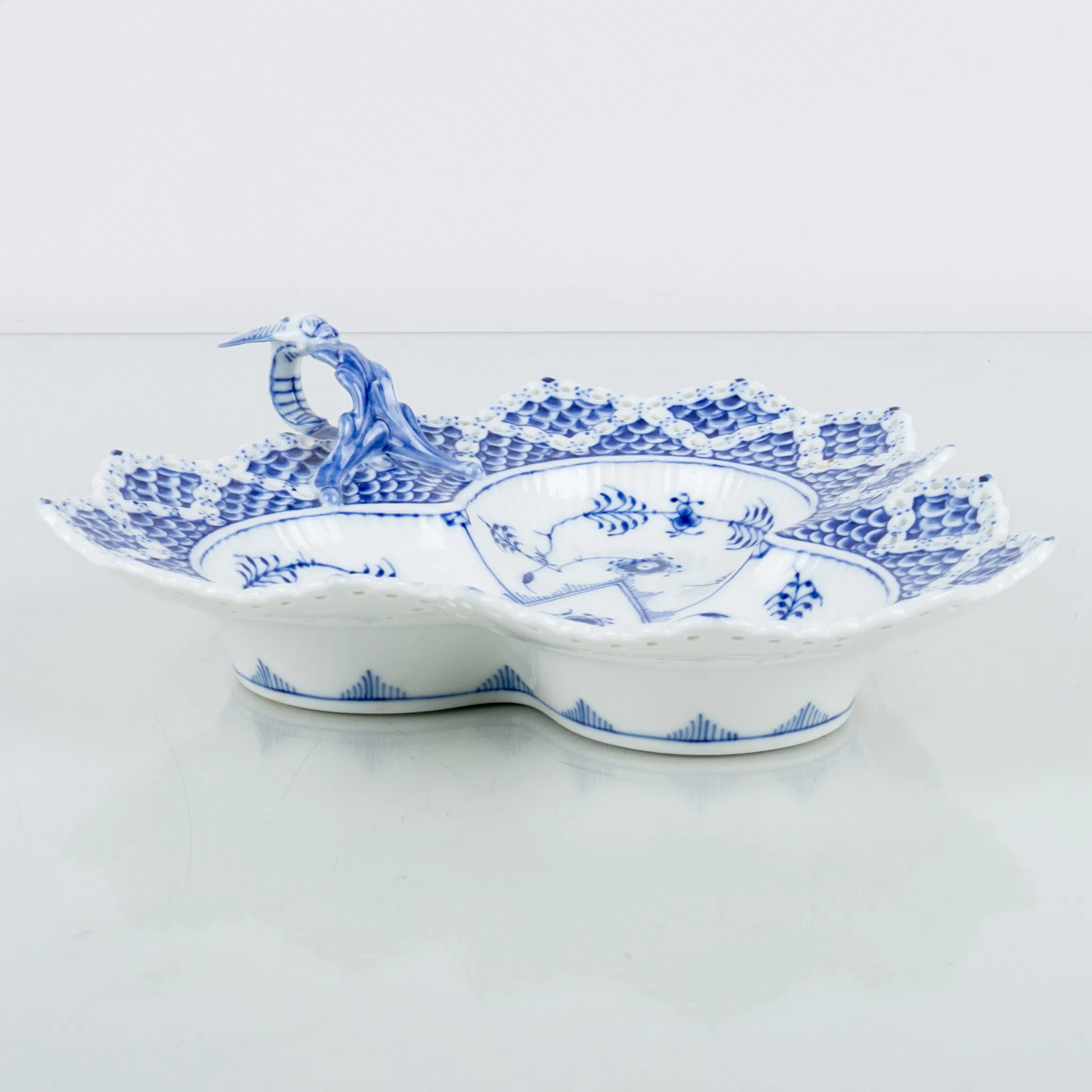 ROYAL COPENHAGEN, piatto di porcellana, "Blue Fluted", n. 1077, Danimarca