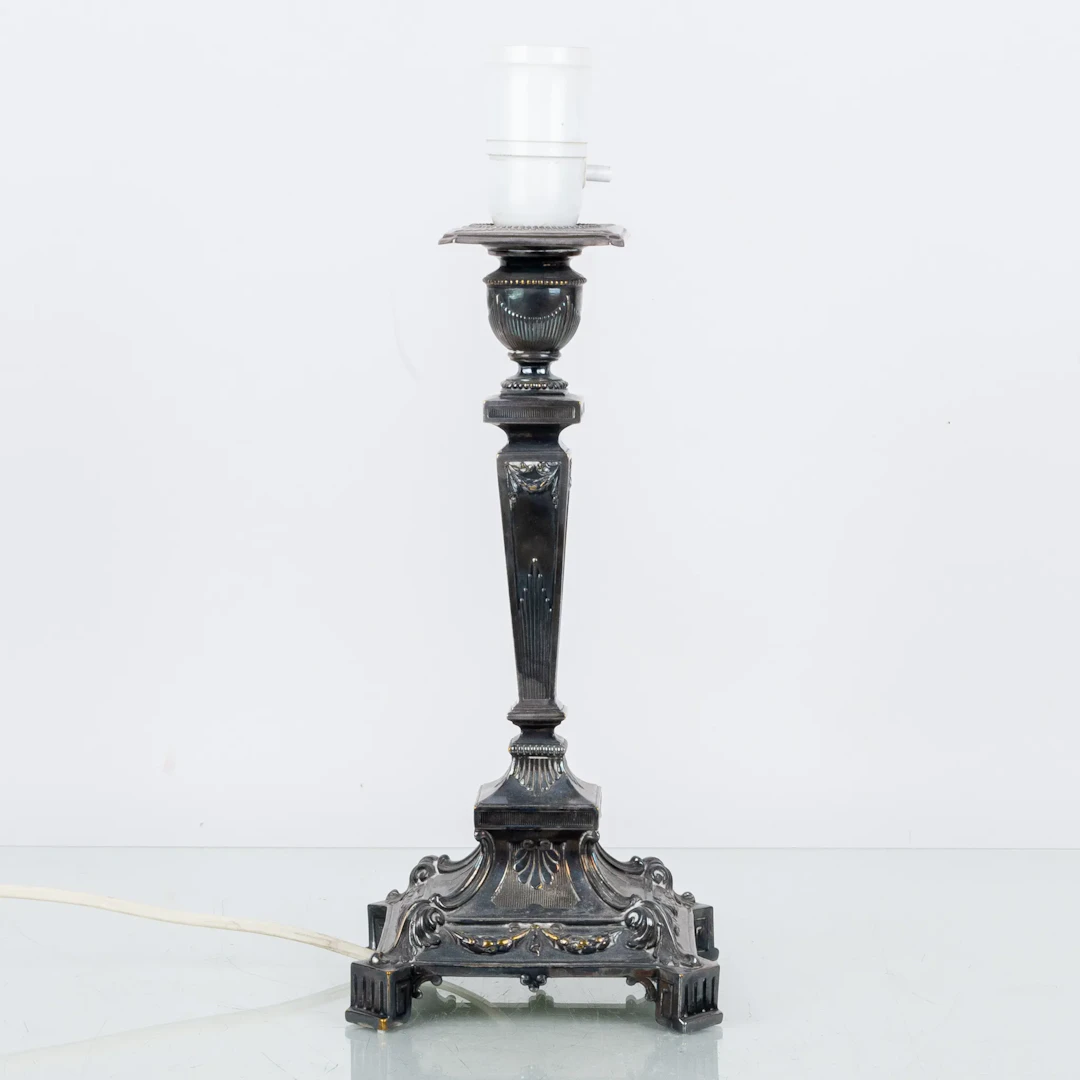 RECOGIDO. LÁMPARA DE MESA, PLATOS, AÑOS 1900