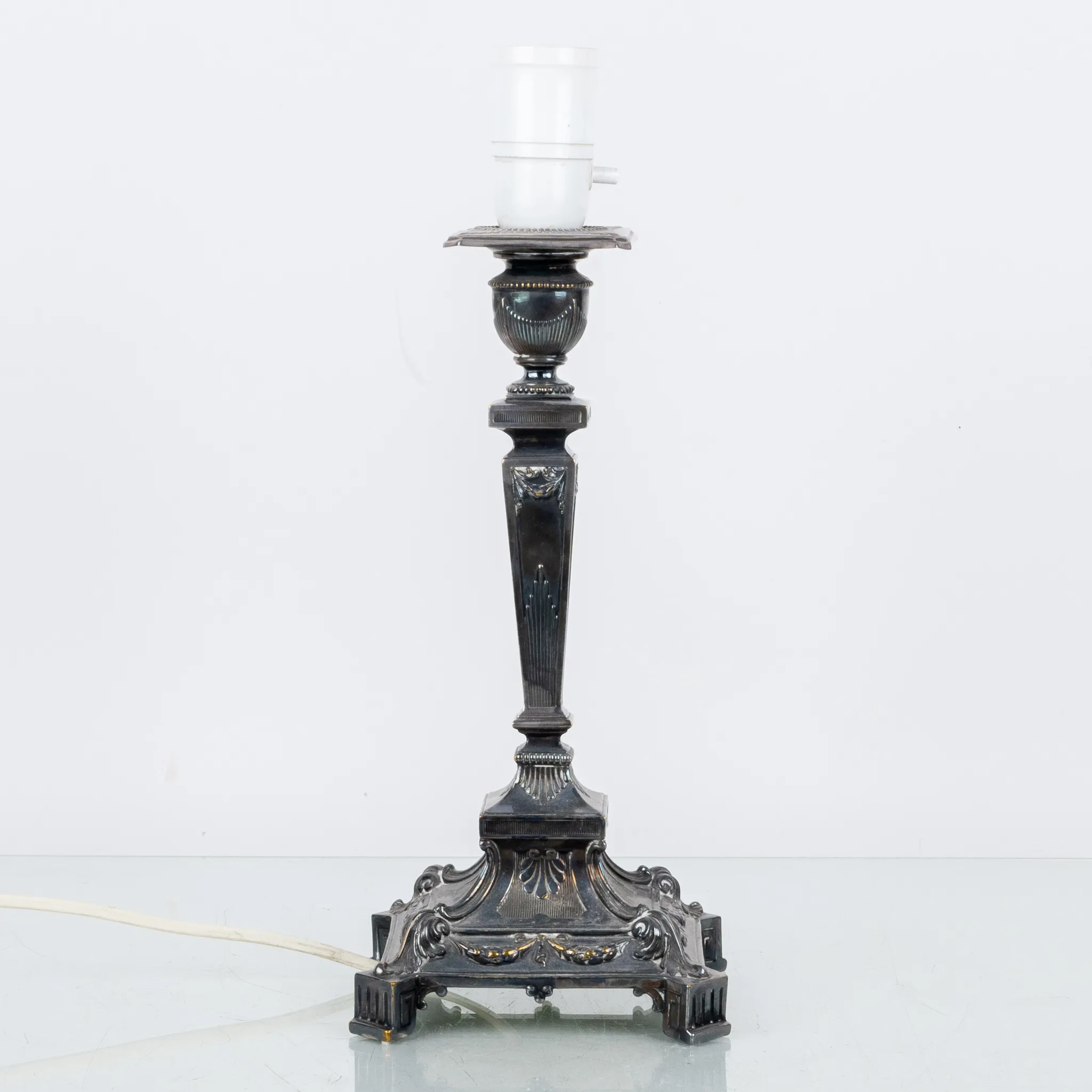 RECOGIDO. LÁMPARA DE MESA, PLATOS, AÑOS 1900