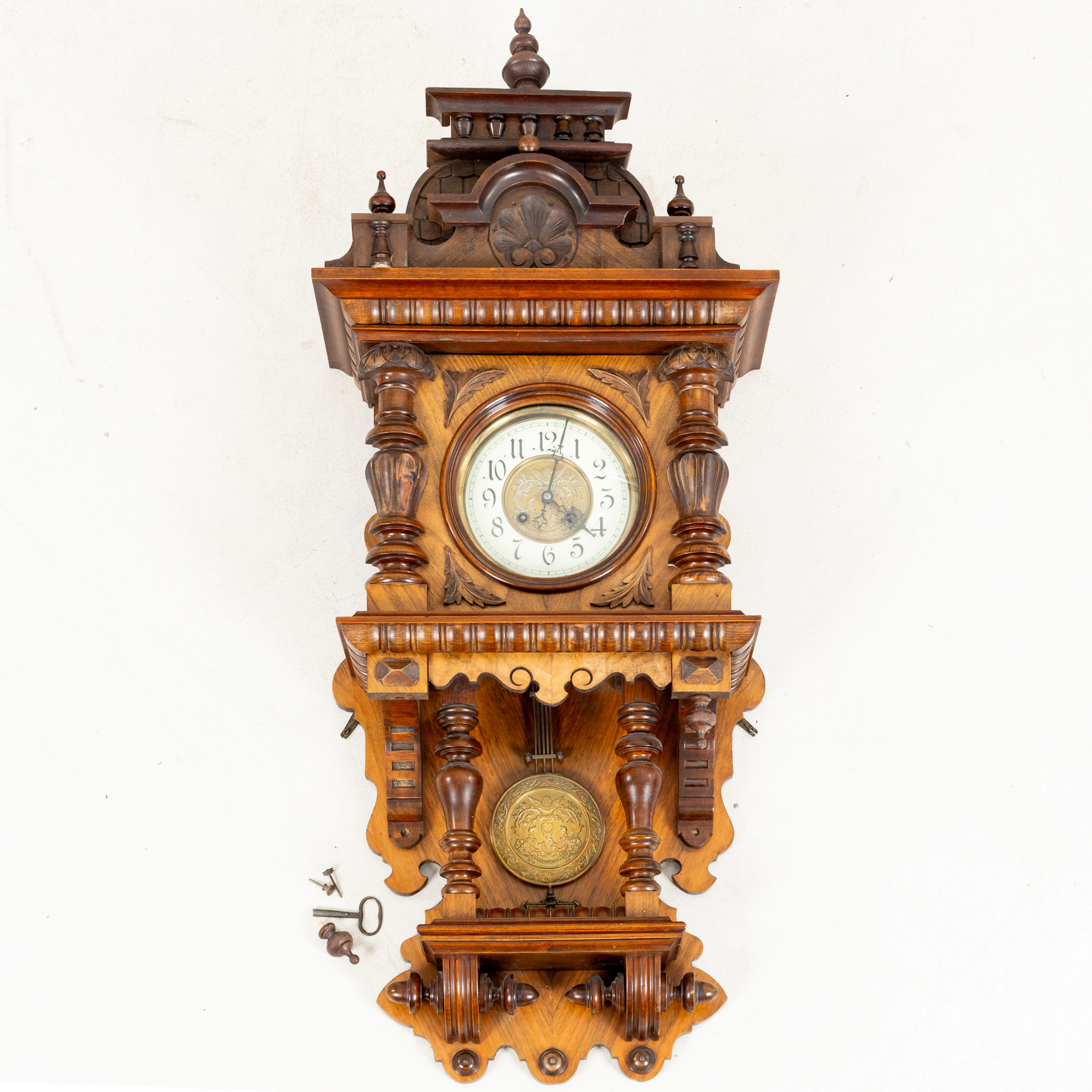 HORLOGE MURALE, dite horloge à pendule, vers l’an 1900