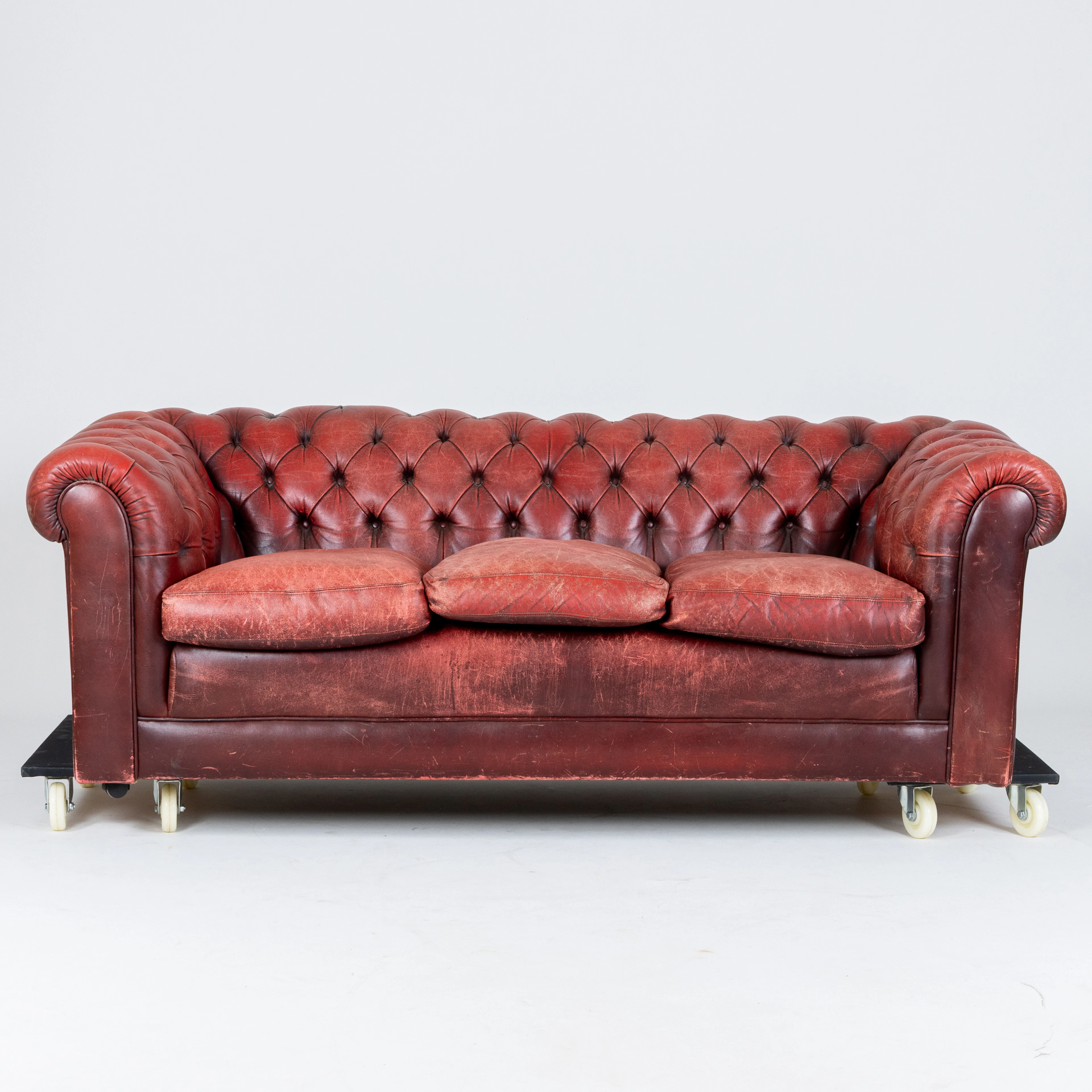 SOFA, Chesterfield, cuero rojo, segunda mitad del siglo XX