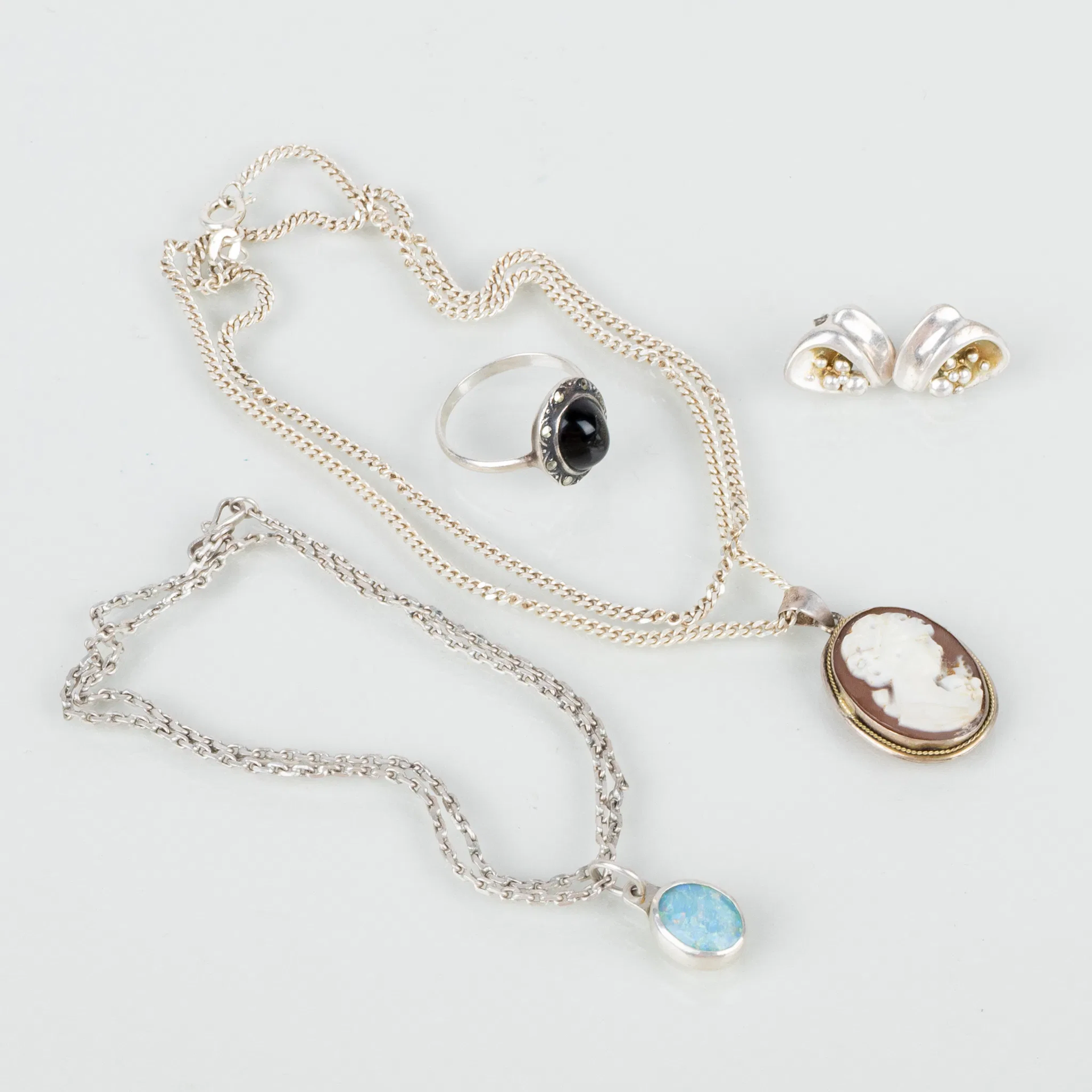 COLLEZIONE DI GIOIELLI D'ARGENTO, 4 parti, anni 1900, inclusi orecchini e anello, con