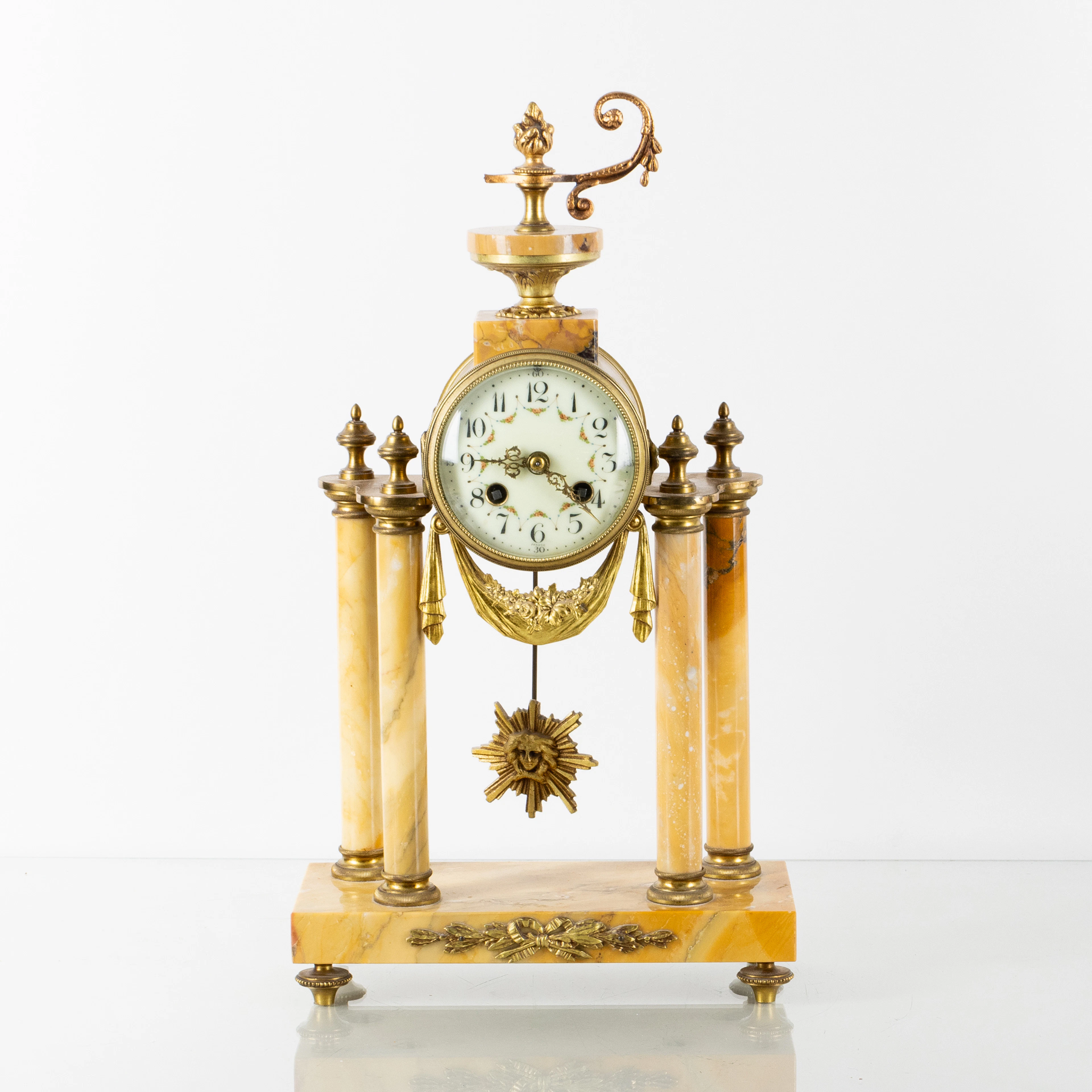 Péndulo de MESA, mármol y metal bronceado, estilo gustaviano, década de 1900
