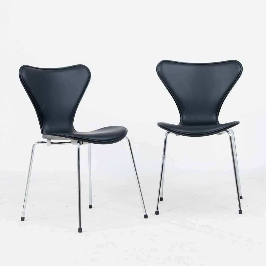 ARNE JACOBSEN, 1 par, sillas, "Sjuan", para Fritz Hansen, fabricadas en 2019