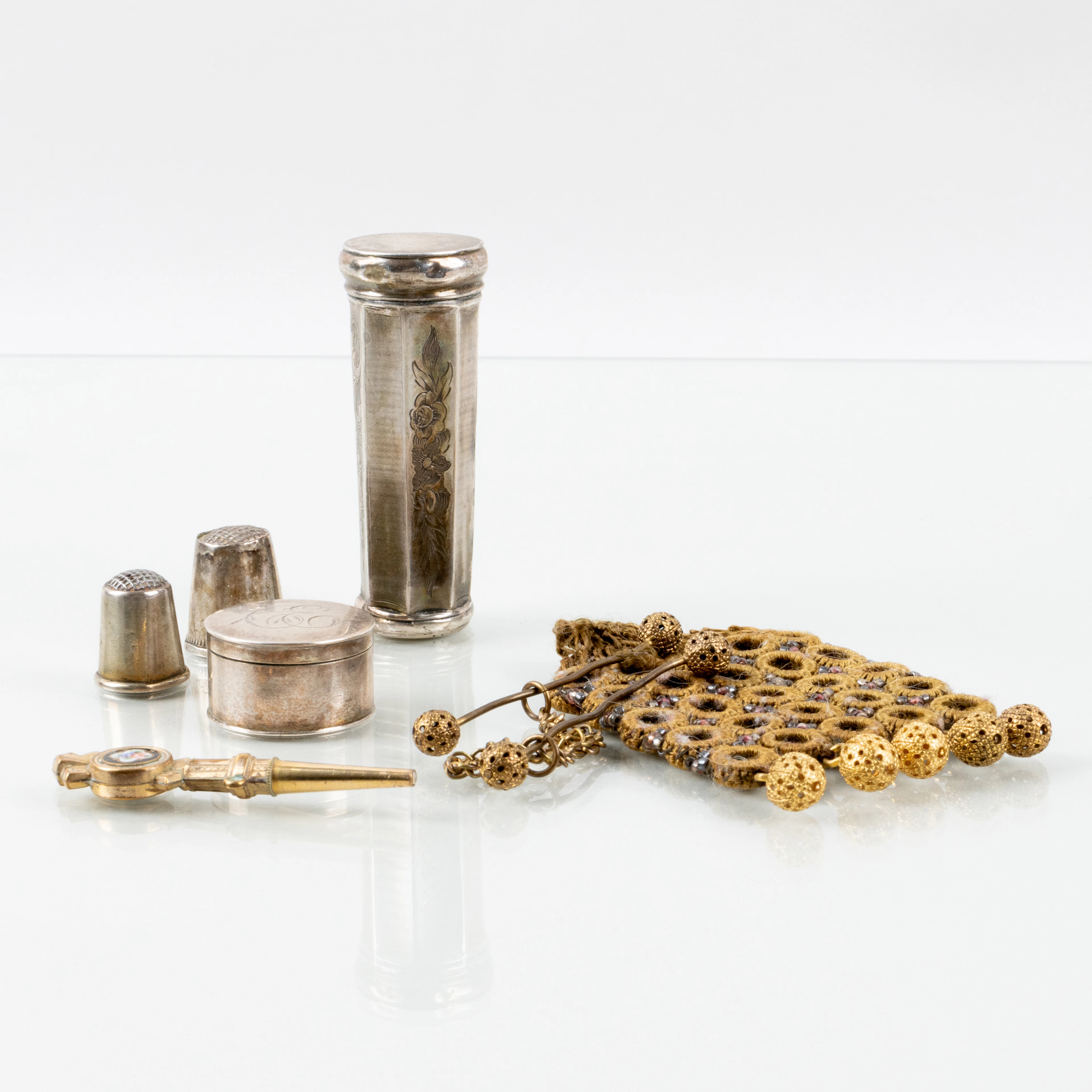 CAJA, PELUQUERÍA, DEDALES, ETC., plata azul, 1800